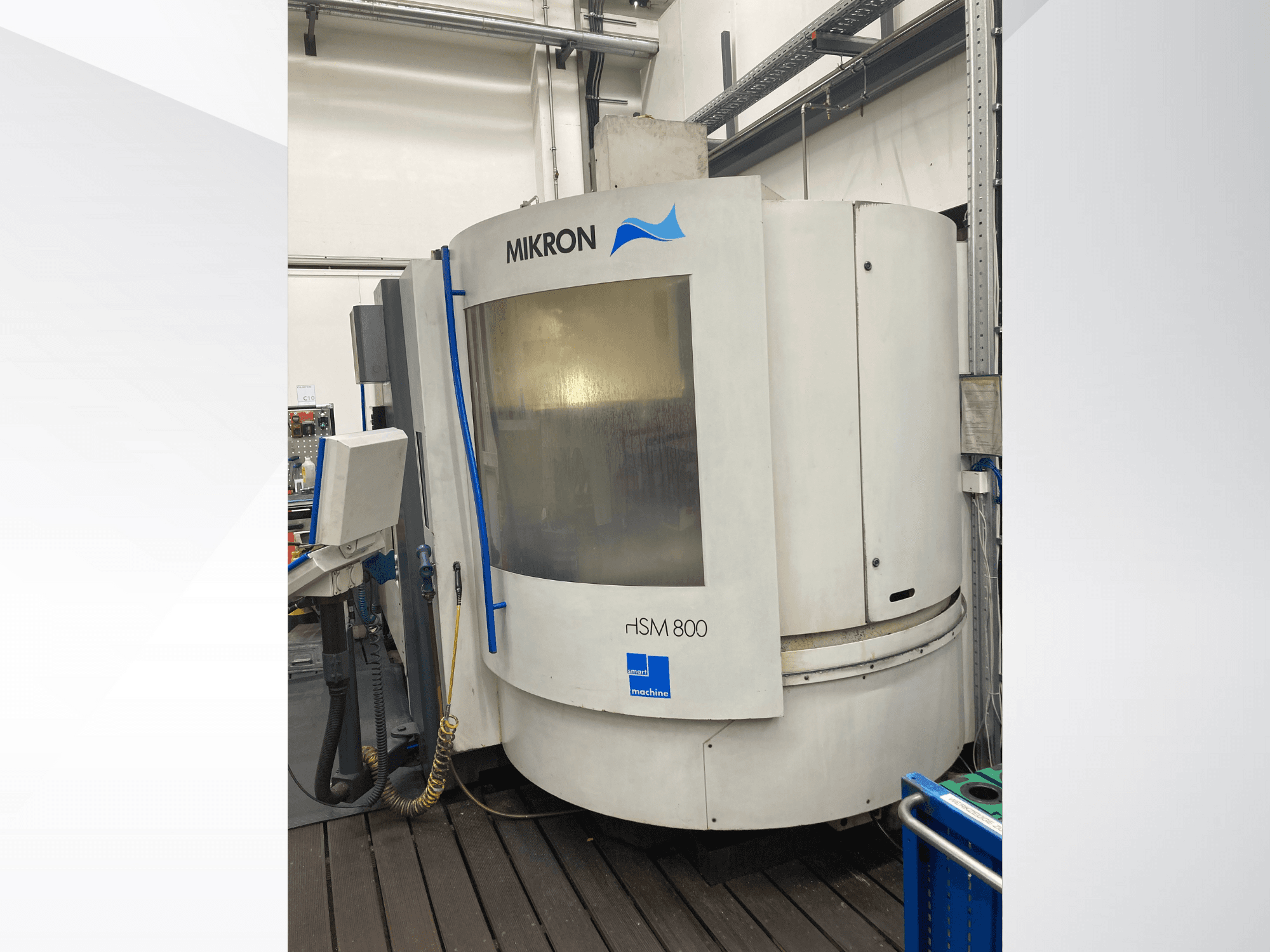 Maszyna CNC Mikron rISM 800, widok z przodu z panelem sterowania, cylindryczną konstrukcją i niebieskimi akcentami, ustawiona w środowisku warsztatowym.