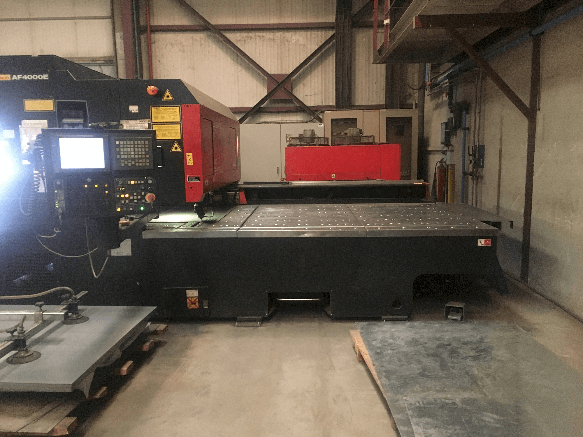 Widok z przodu maszyny AMADA LC 2415 A3