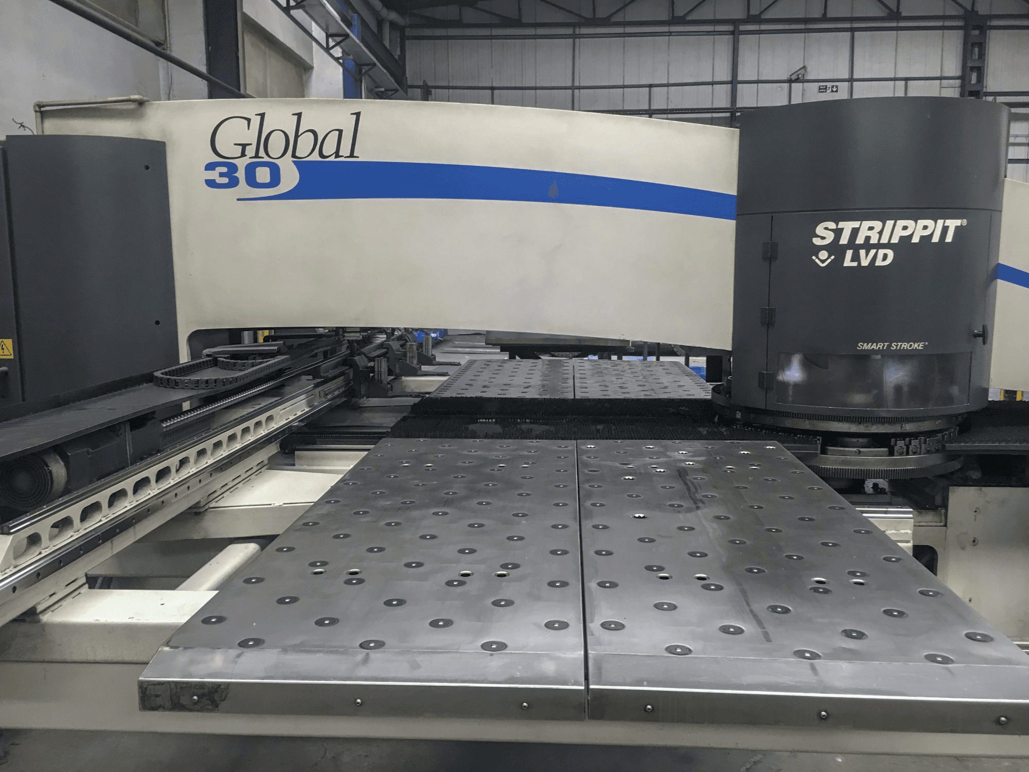 Widok z przodu maszyny LVD STRIPPIT Global 30 1525