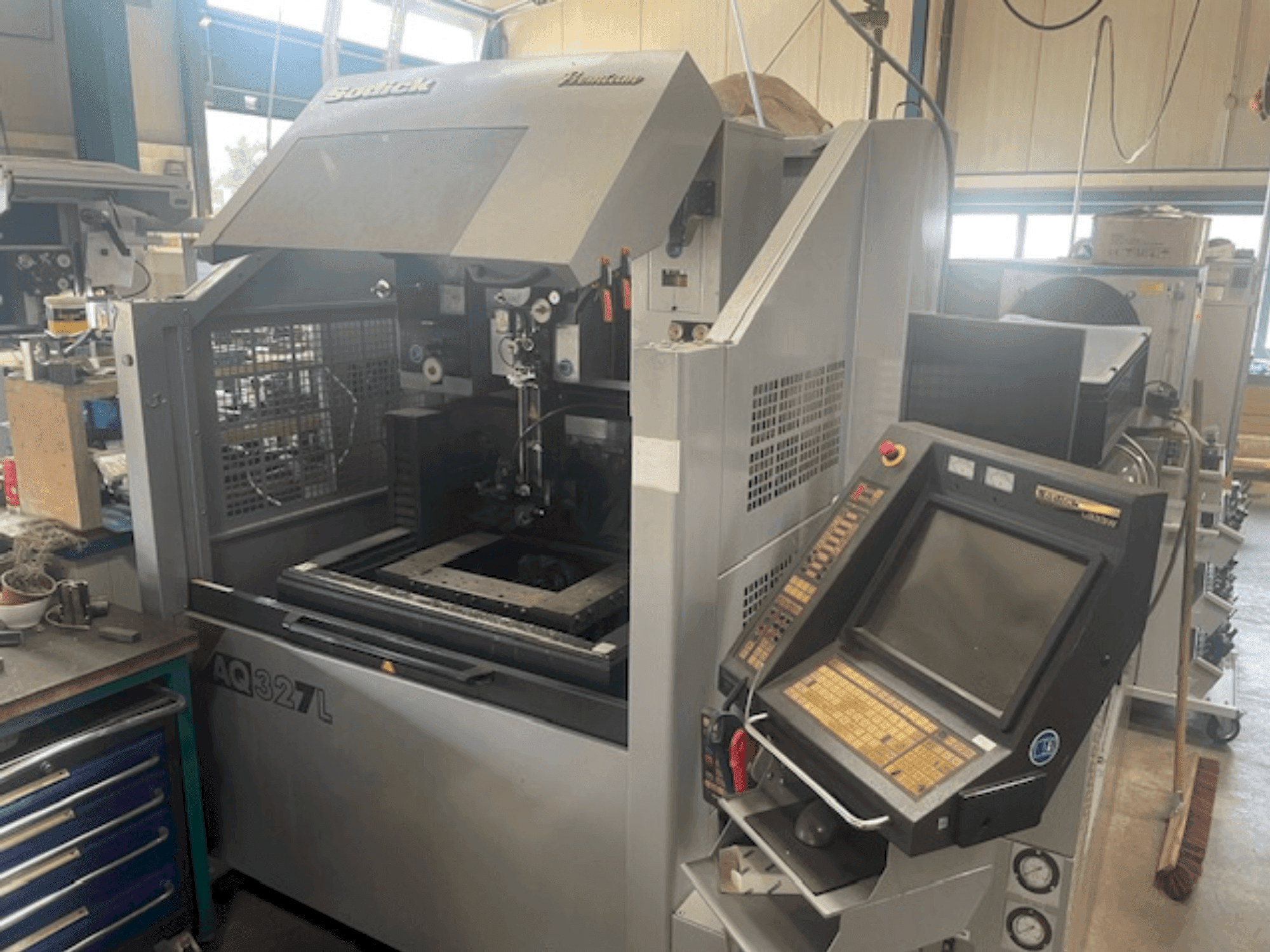 Widok z przodu maszyny Sodick AQ327l