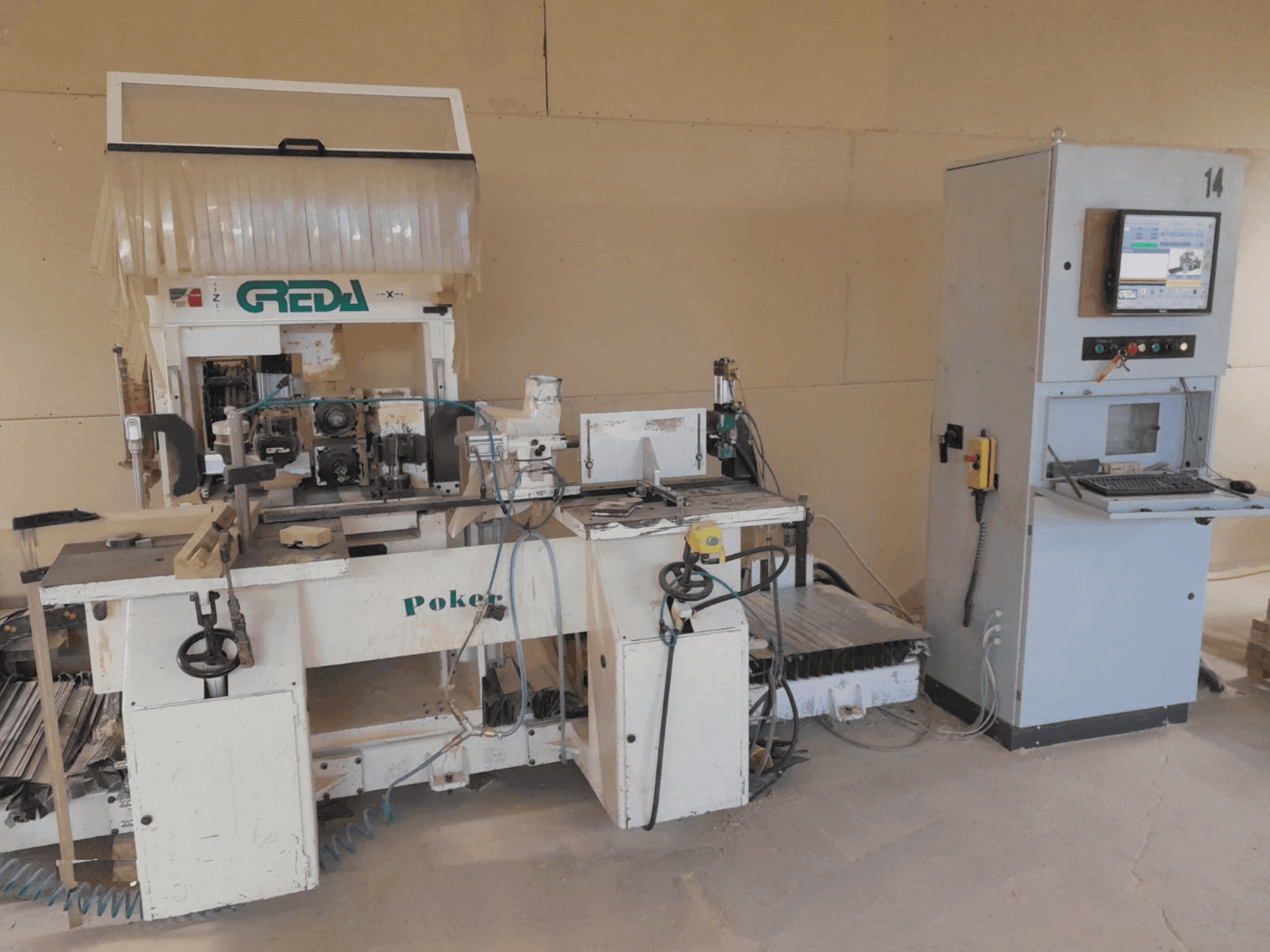 Widok z przodu maszyny GREDA POKER