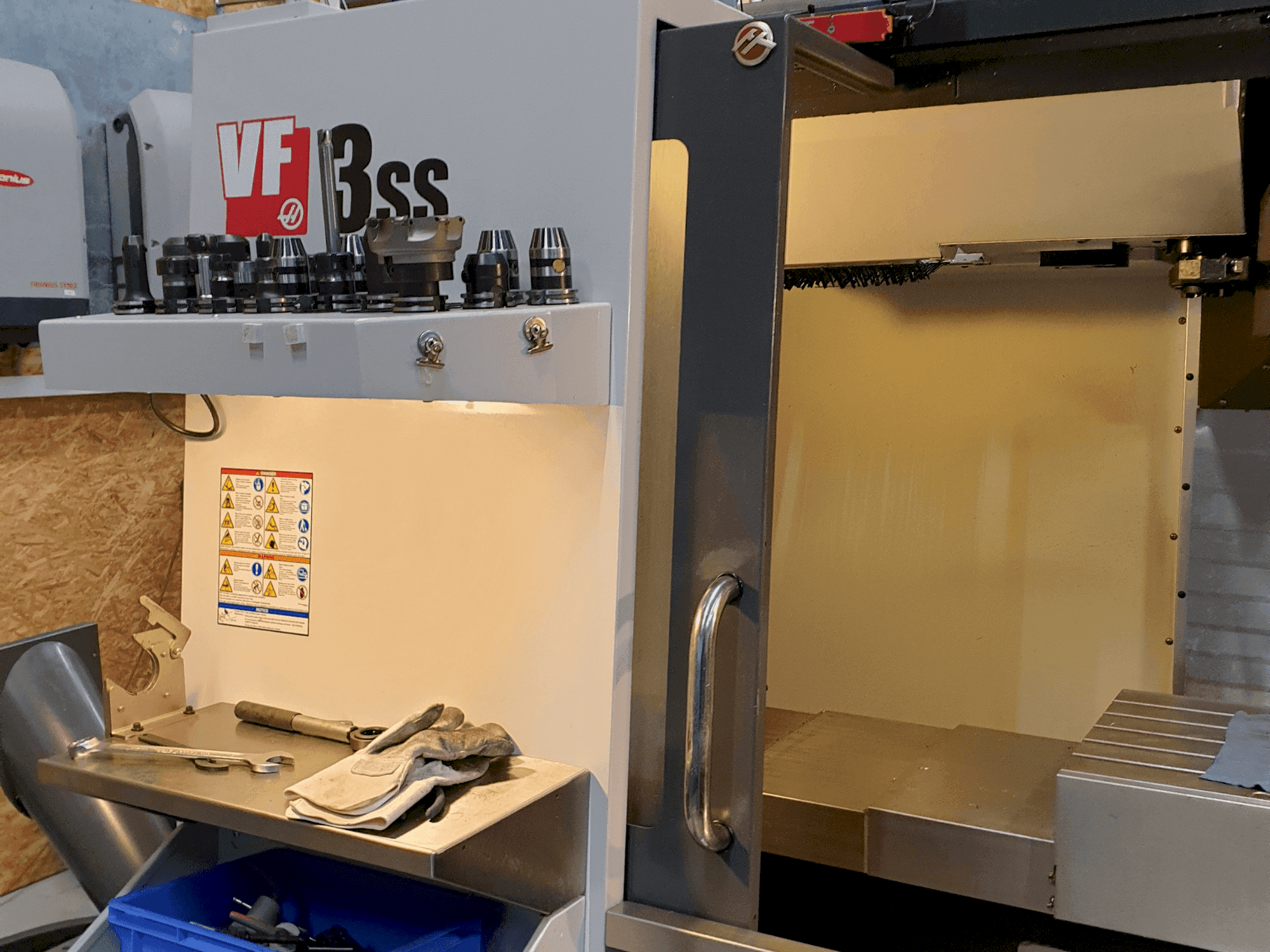 Widok z przodu maszyny HAAS VF-3SS