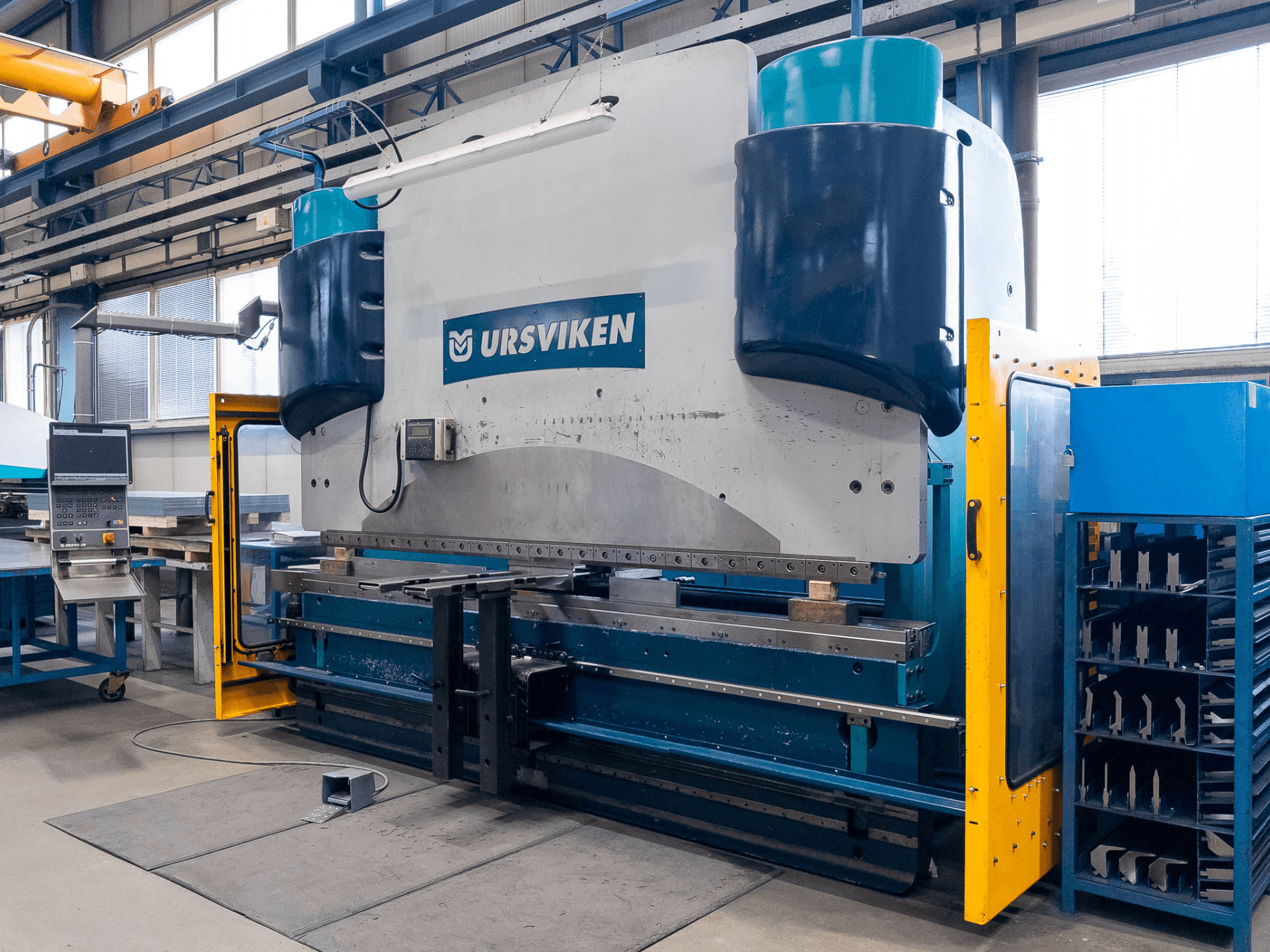 Prasa krawędziowa Ursviken Optiflex 130 3.1M w środowisku produkcyjnym, widok z przodu i panel sterowania.