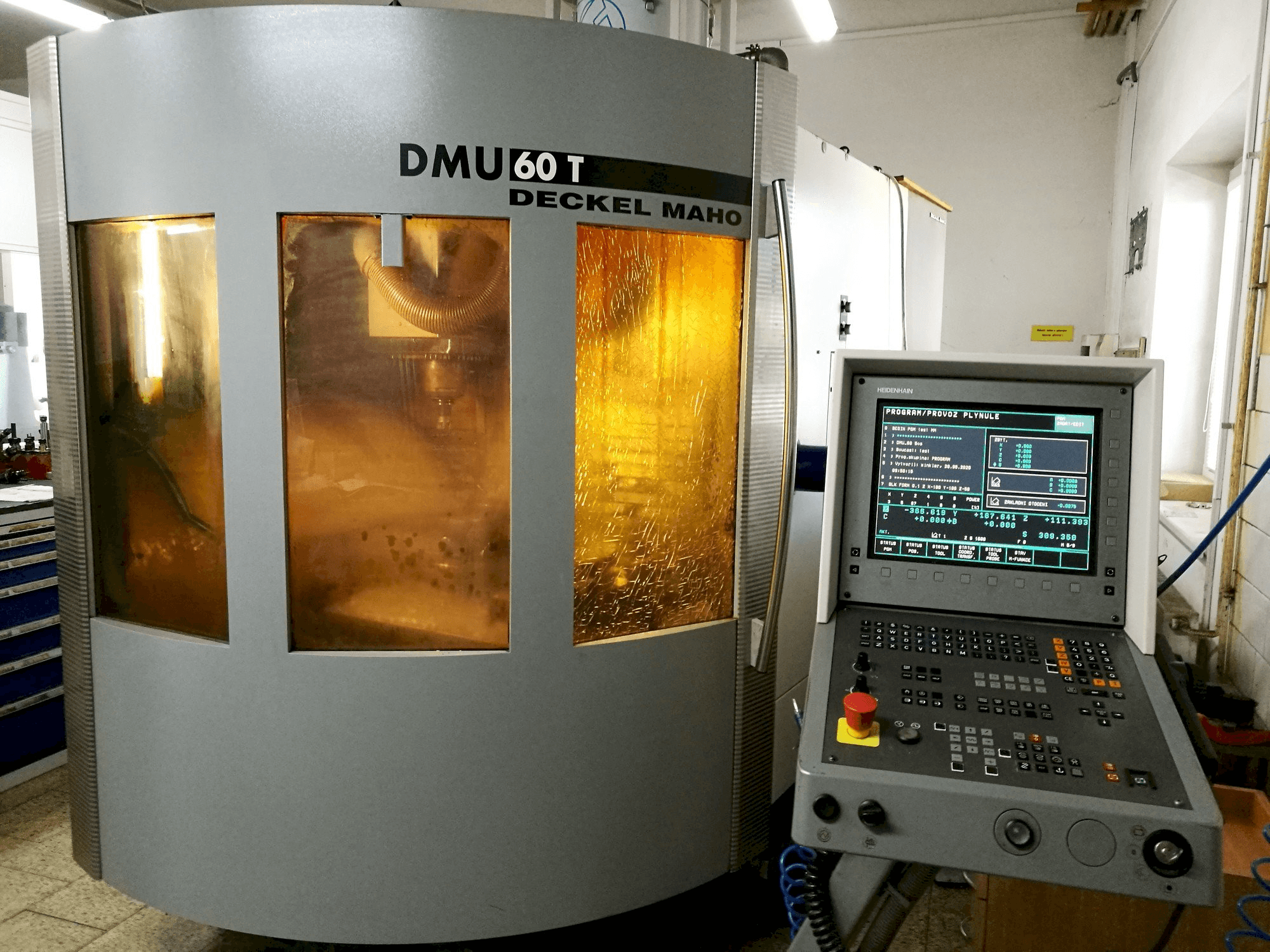 Widok z przodu maszyny DECKEL MAHO DMU 60T