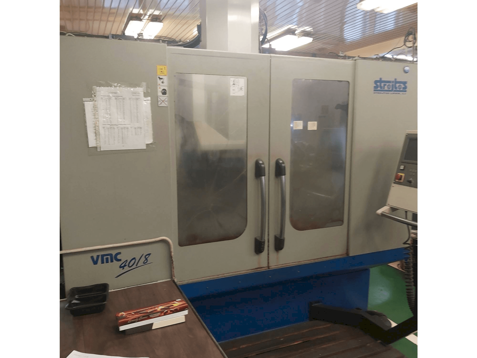 Widok z przodu maszyny Strojtos VMC 40/8