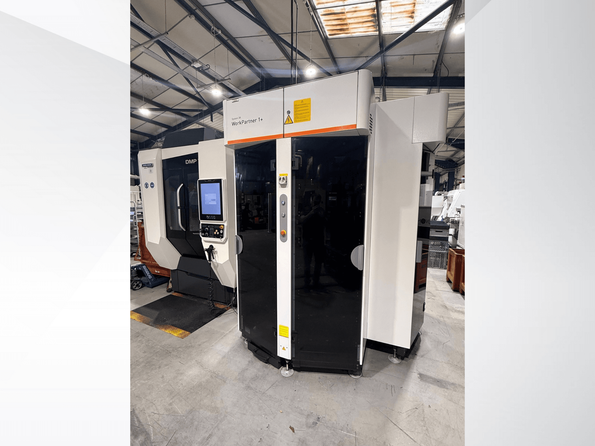 DMP WorkPartner 1+, widok z przodu; posiada panel dotykowy i wskaźniki bezpieczeństwa w środowisku produkcyjnym.