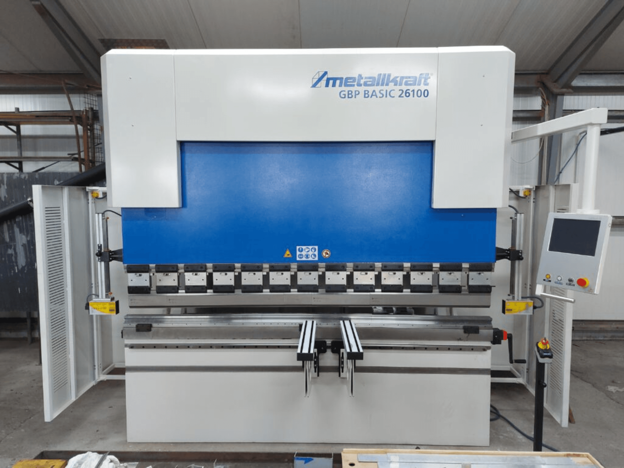 Giętarka rolkowa Metallkraft GBP BASIC 26100 w widoku z przodu, z panelem sterowania i funkcjami obszaru gięcia.