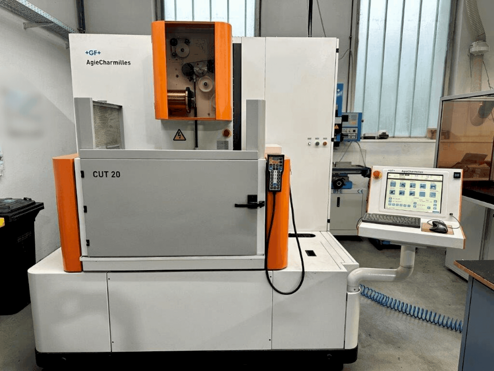 Widok z przodu maszyny AGIE CUT 20