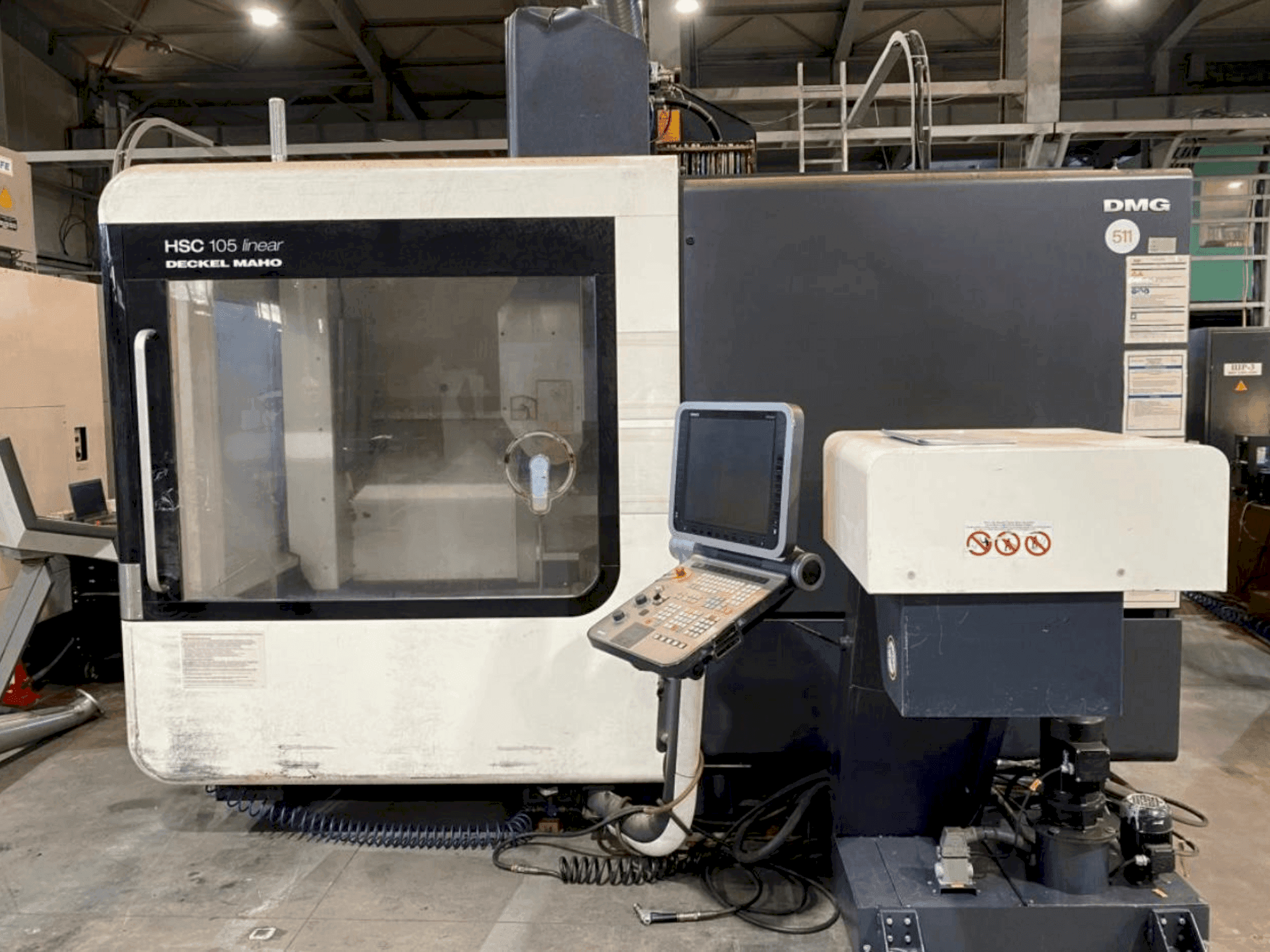 Widok z przodu maszyny DECKEL MAHO HSC 105 Linear