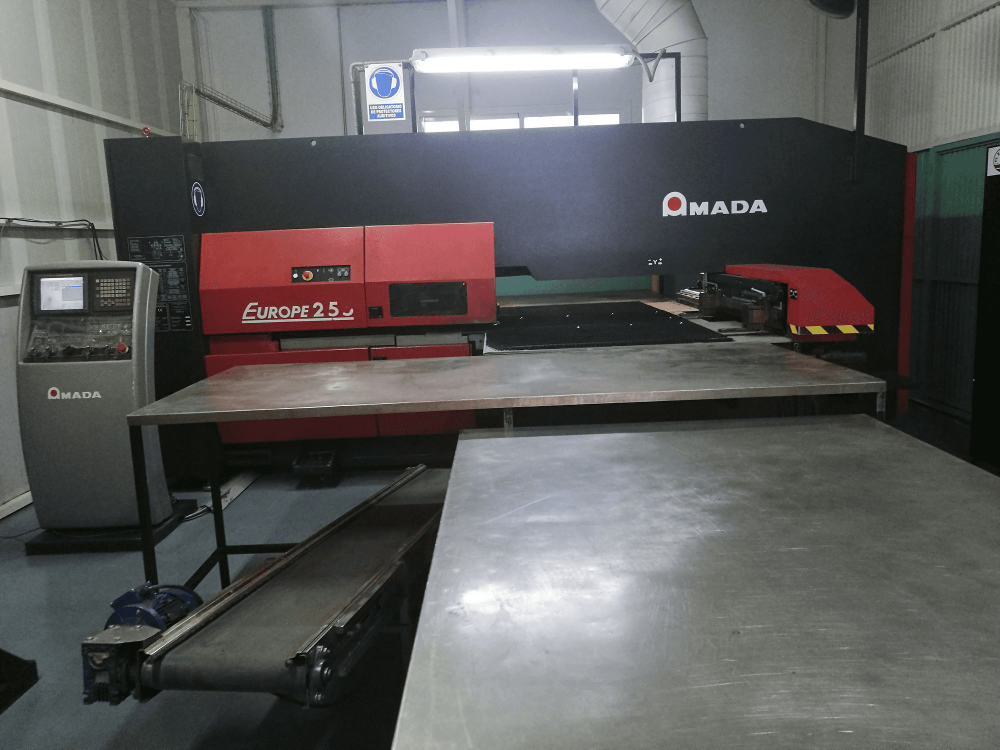 Widok z przodu maszyny AMADA EUROPE 255