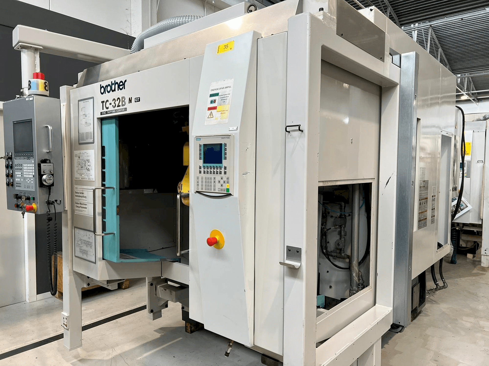 Widok z przodu maszyny Brother TC-32BN QT