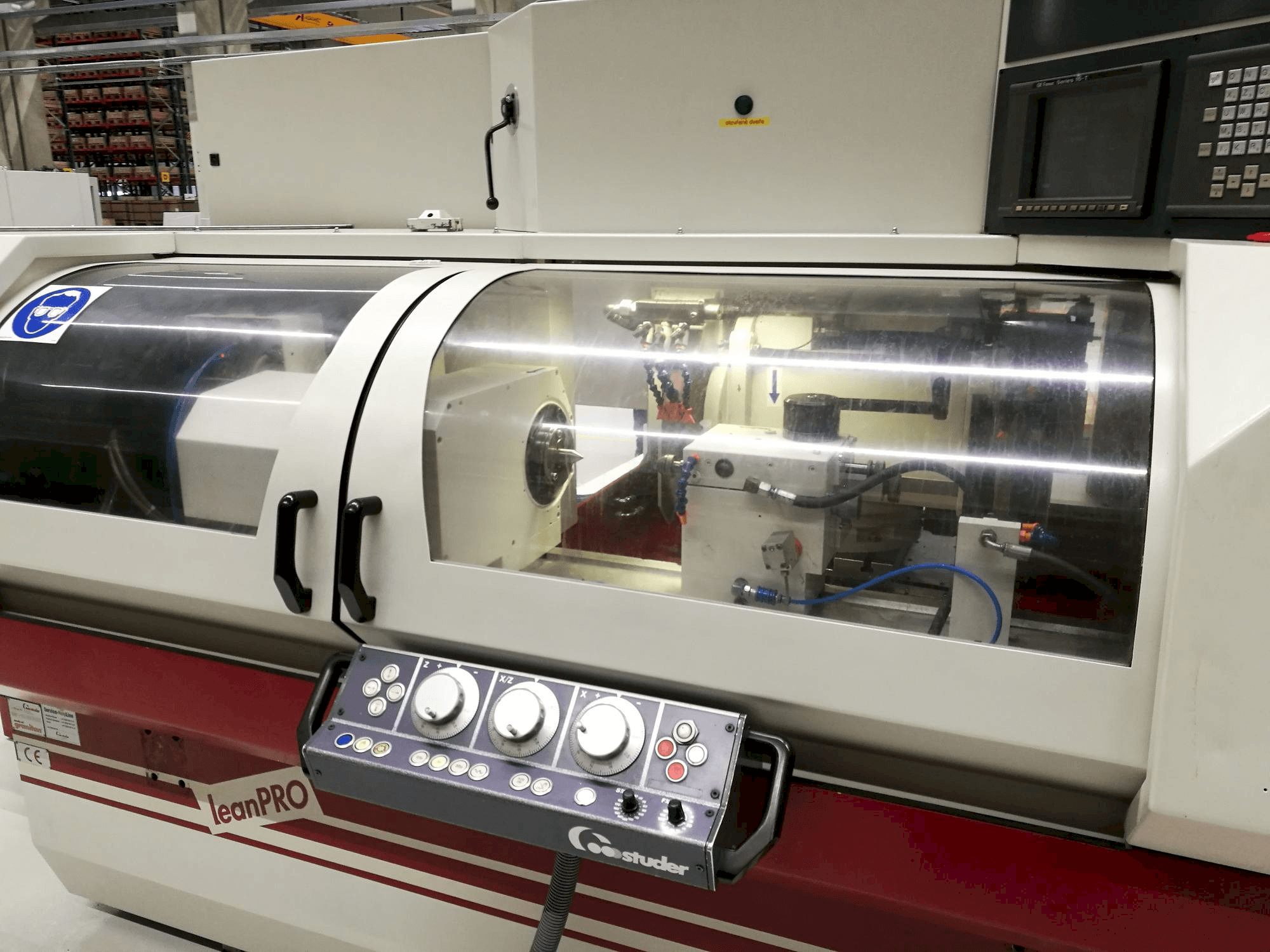 Widok z przodu maszyny STUDER S30 lean PRO