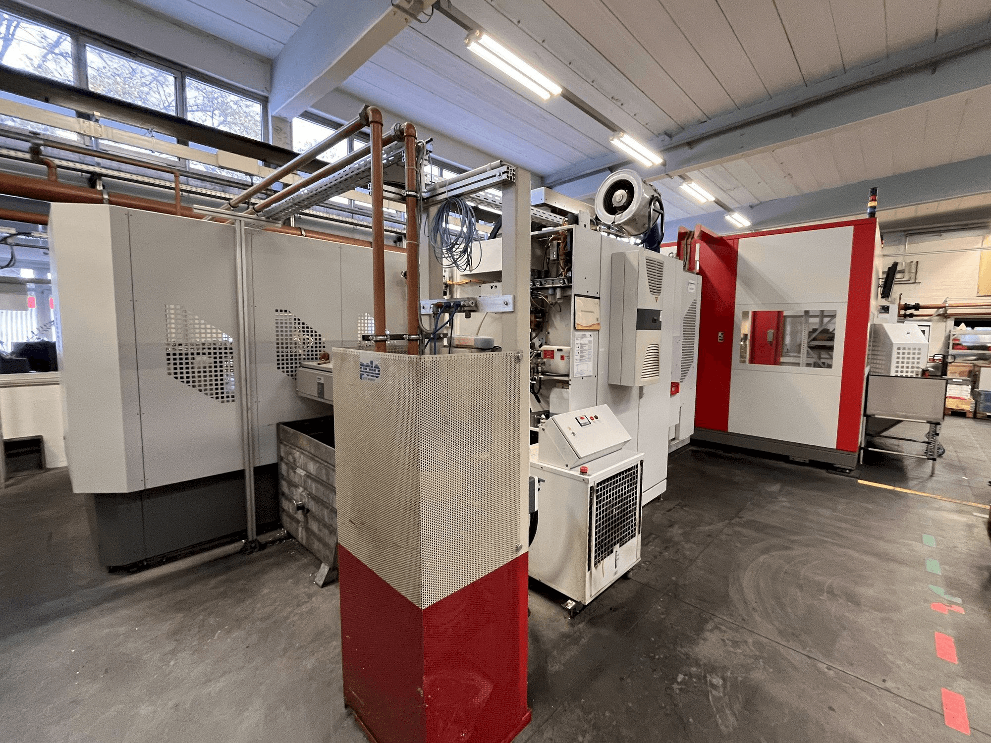 Widok z przodu maszyny HERMLE RS1 Robot System