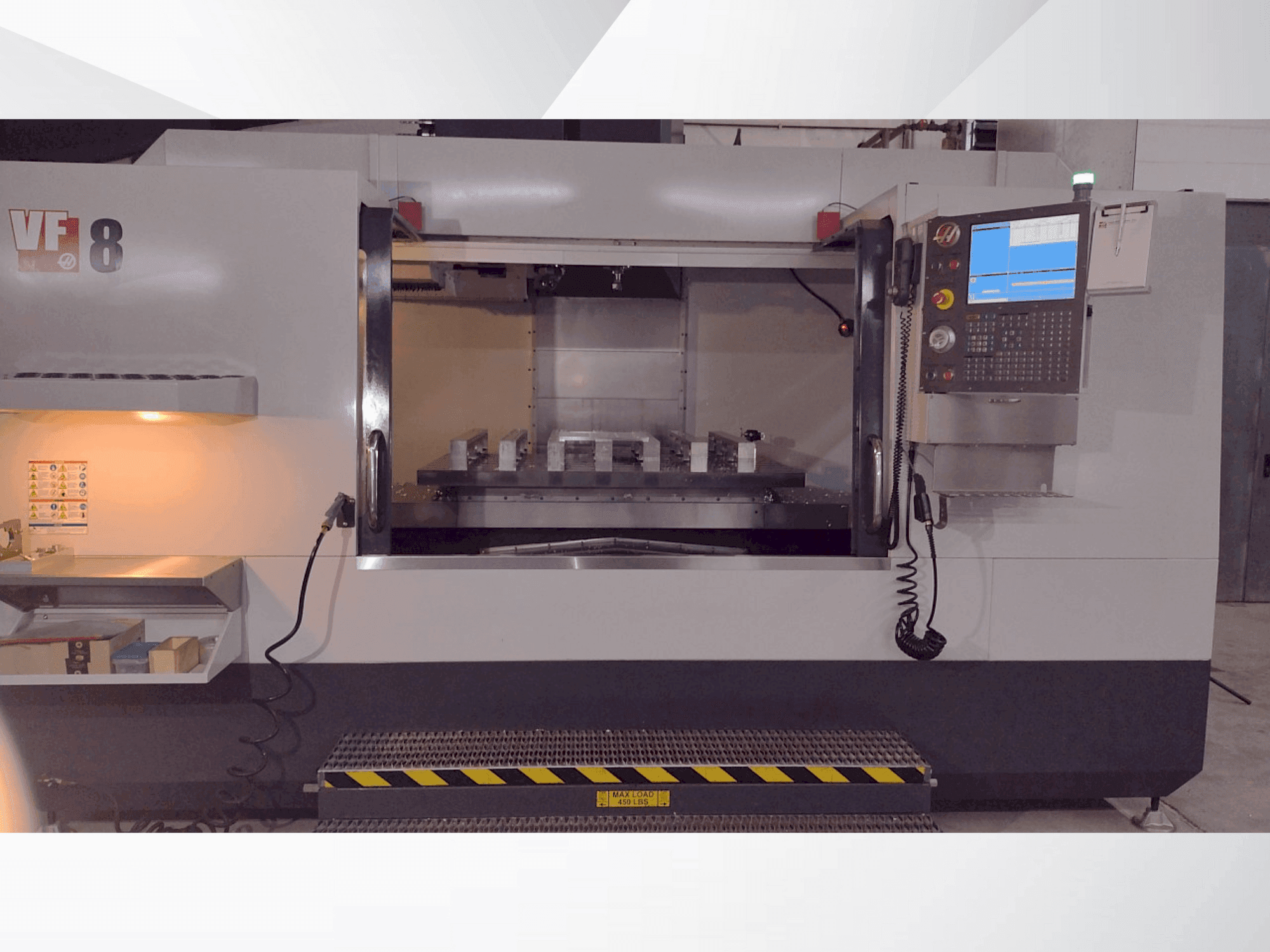 Widok z przodu maszyny HAAS VF-8/40