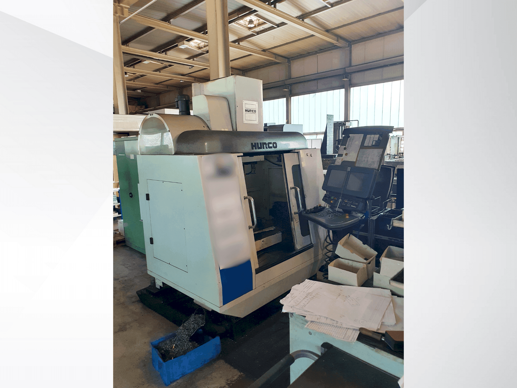 Widok z przodu maszyny Hurco VMX42T