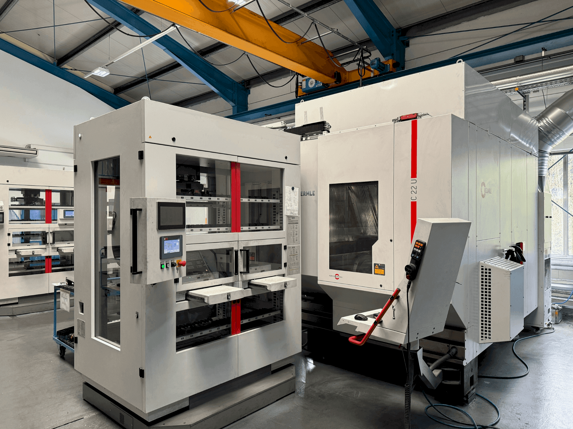 Widok z przodu maszyny HERMLE C22 with handling system IH30 (2017)