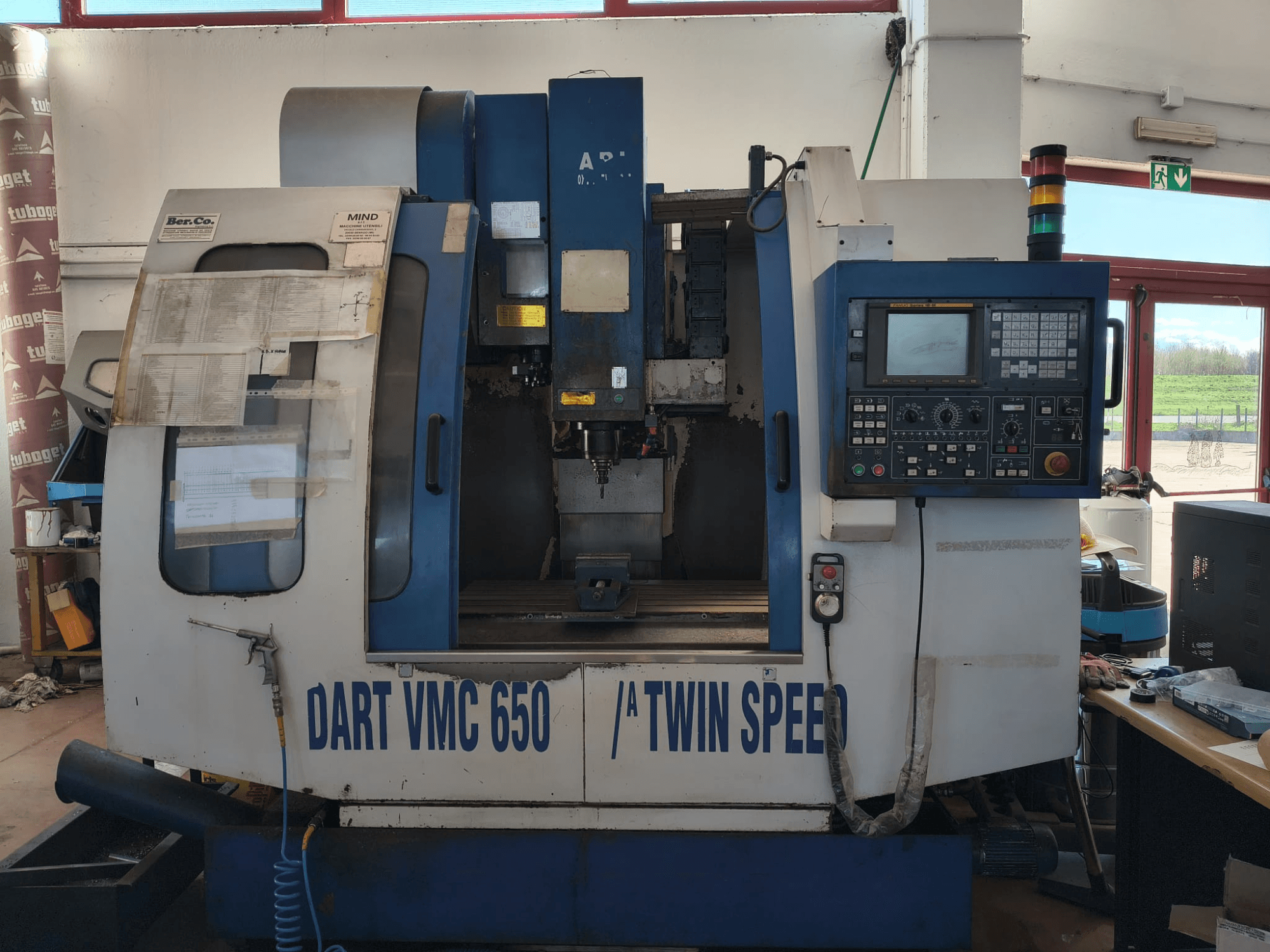 Pionowe centrum obróbcze DART VMC650 XL/A T.S, widok z przodu, z panelem sterowania, uchwytem narzędziowym i szczegółami operacyjnymi.