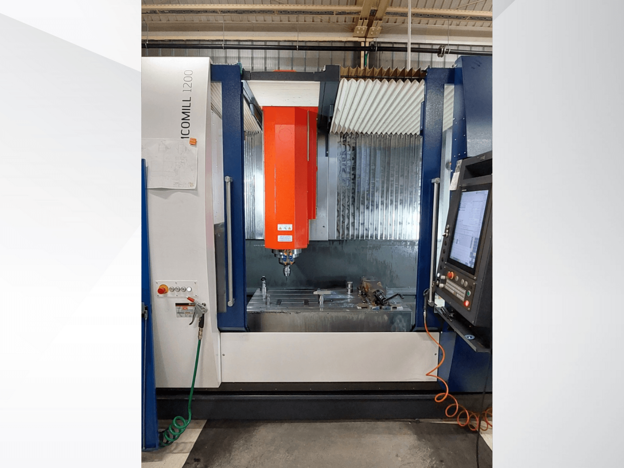 Frezarka CNC ICOMILL 1200 z czerwonym wrzecionem, widok z przodu przedstawiający panel sterowania i obszar roboczy z narzędziami.