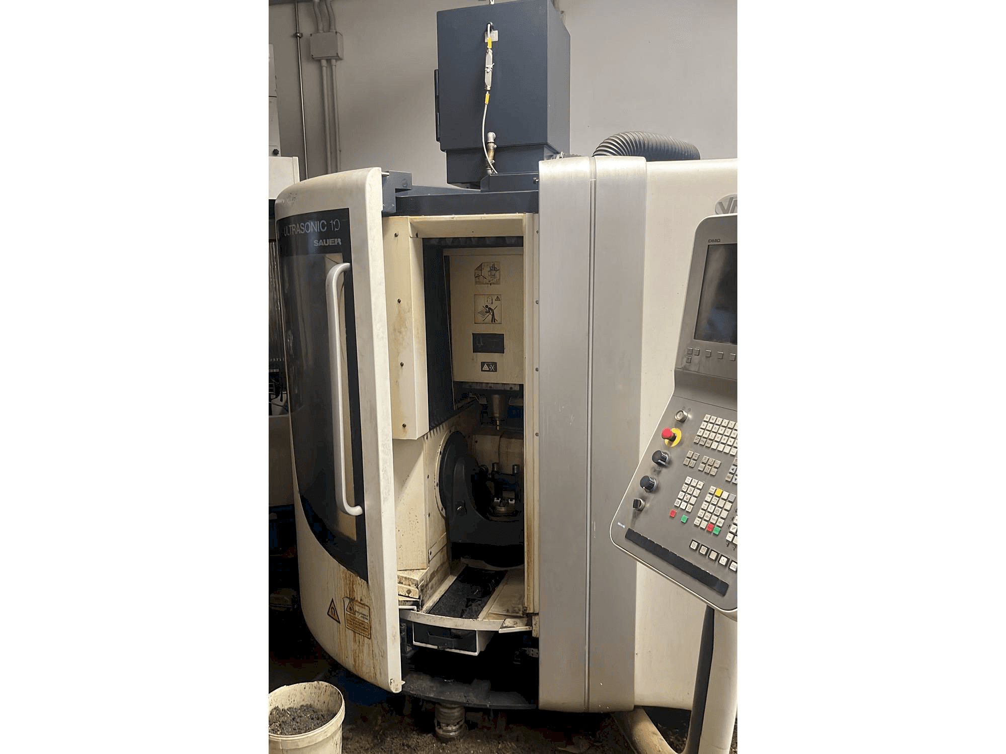 Widok z przodu maszyny DMG ultrasonic 10 sauer