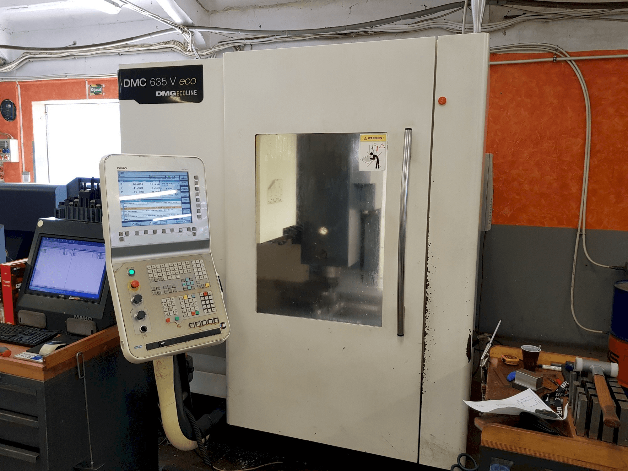 Widok z przodu maszyny DMG DMC 635 V eco