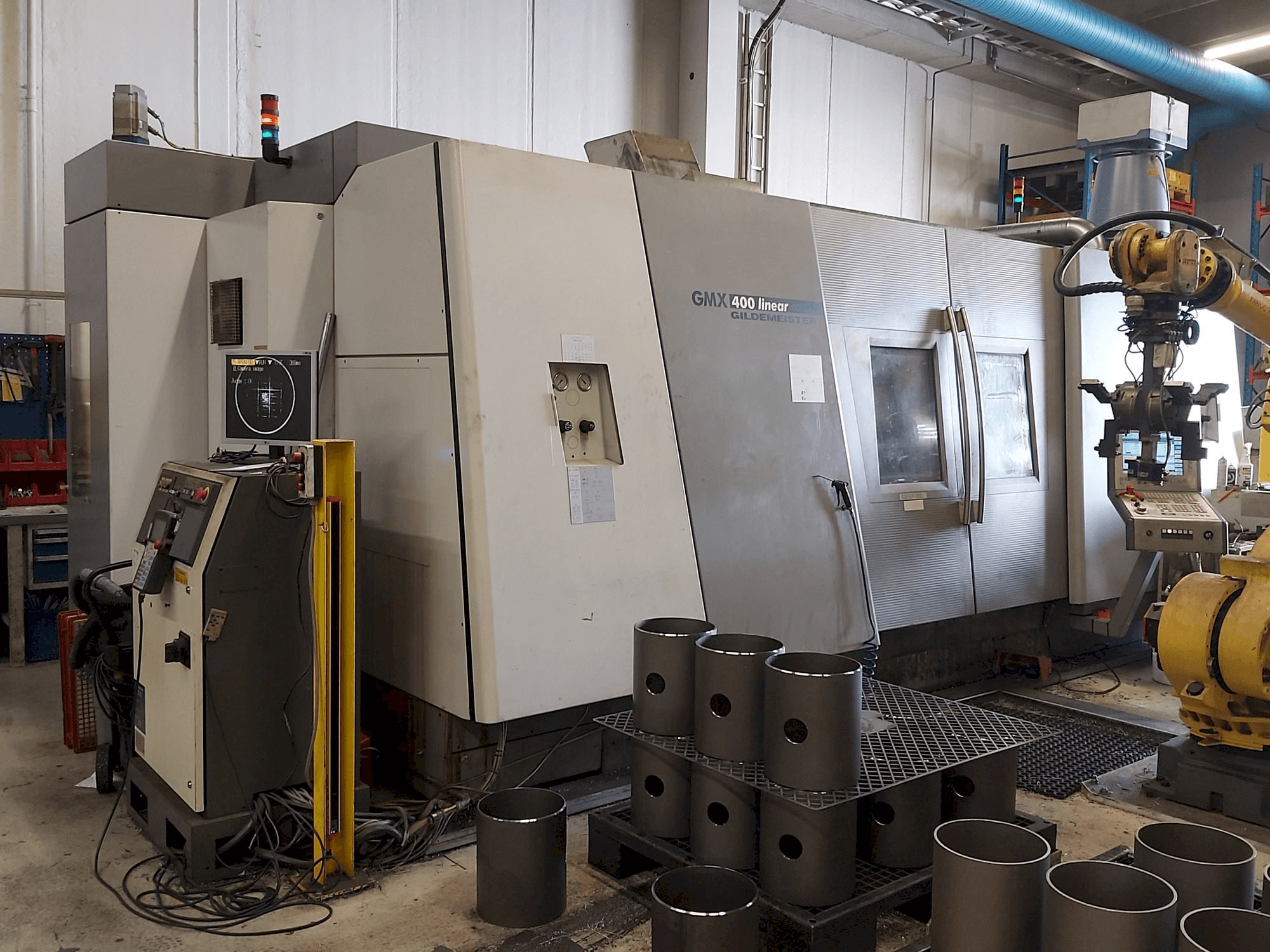 Widok z przodu maszyny Gildemeister GMX 400 Linear