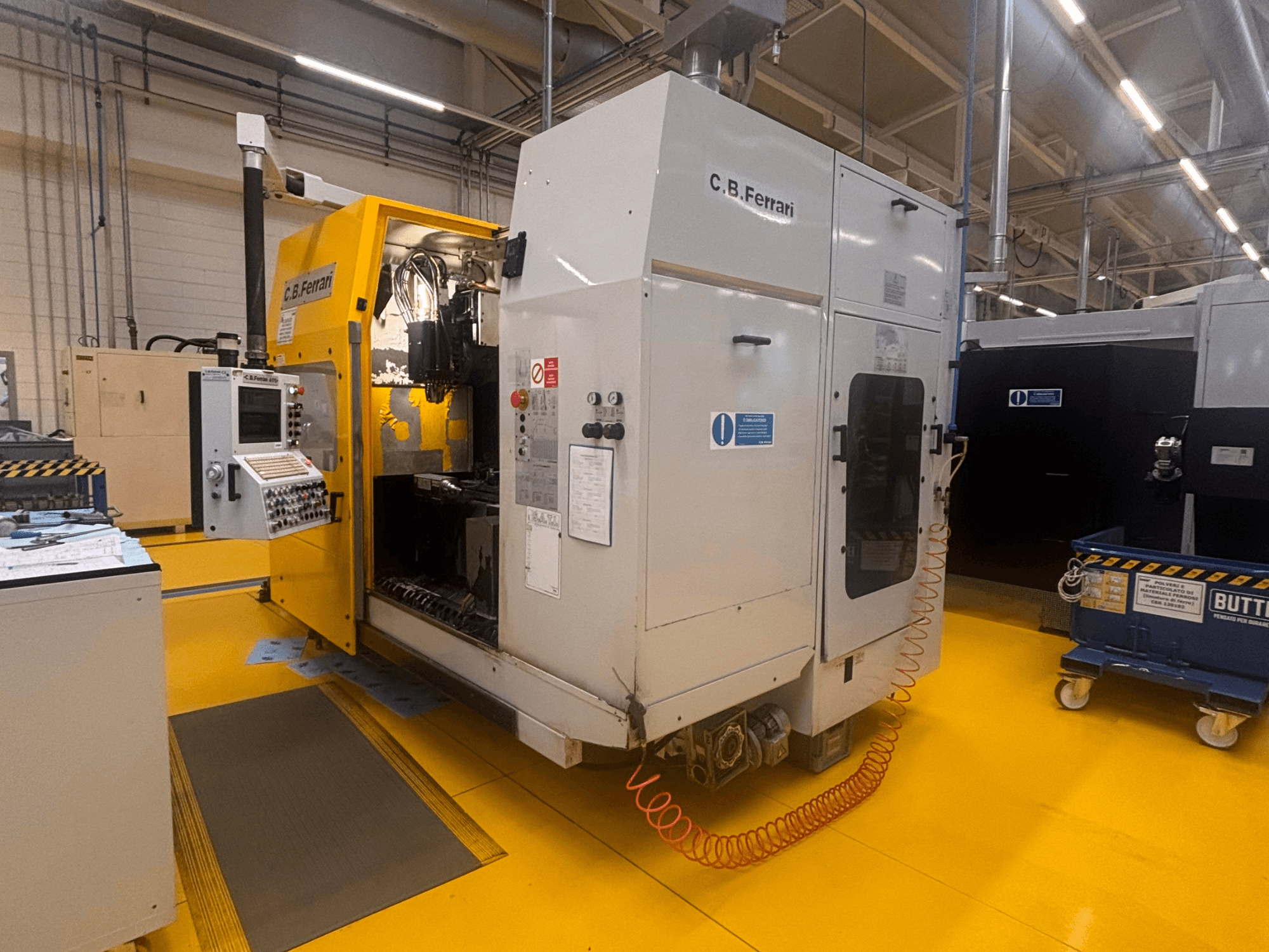 Pionowe centrum obróbcze C.B. Ferrari A175 w warunkach fabrycznych, widok z przodu z widocznym panelem sterowania i otwartymi drzwiami dostępu.