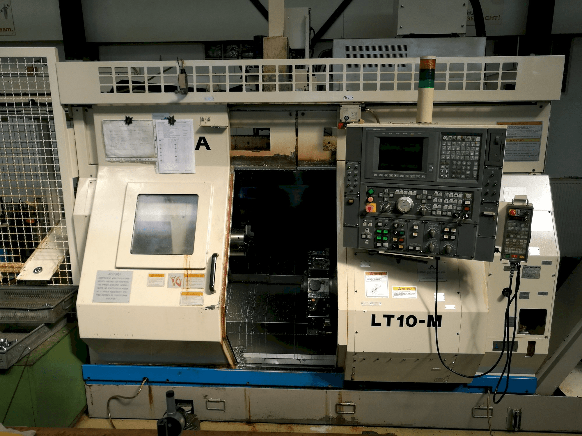 Widok z przodu maszyny Okuma LT10-M