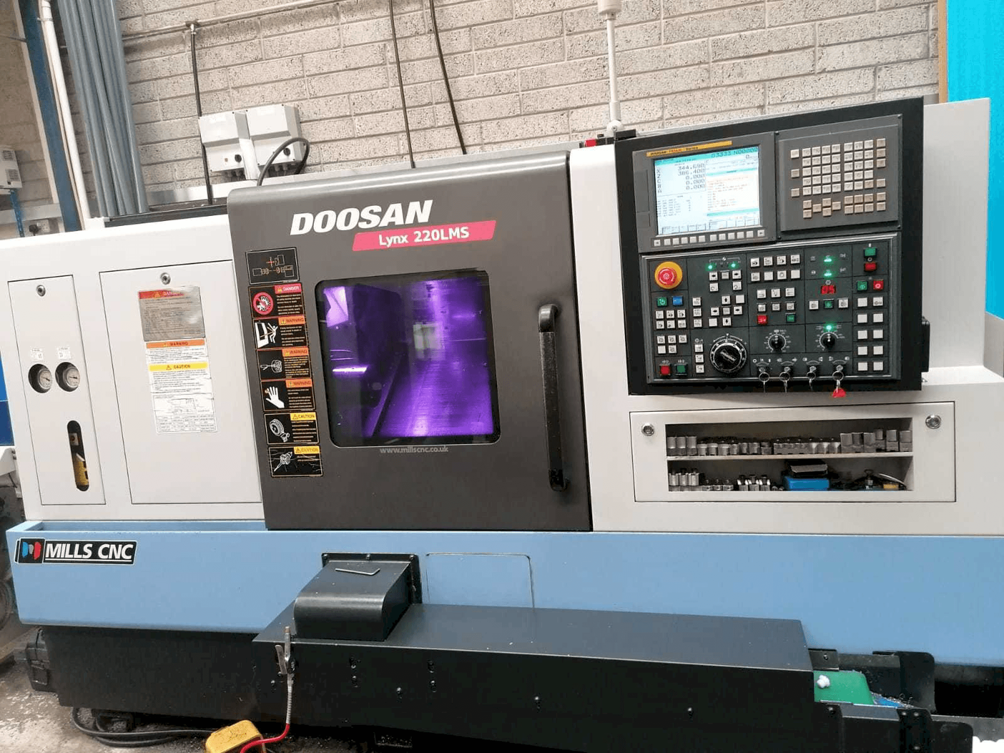 Widok z przodu maszyny Doosan Lynx 220LMSA