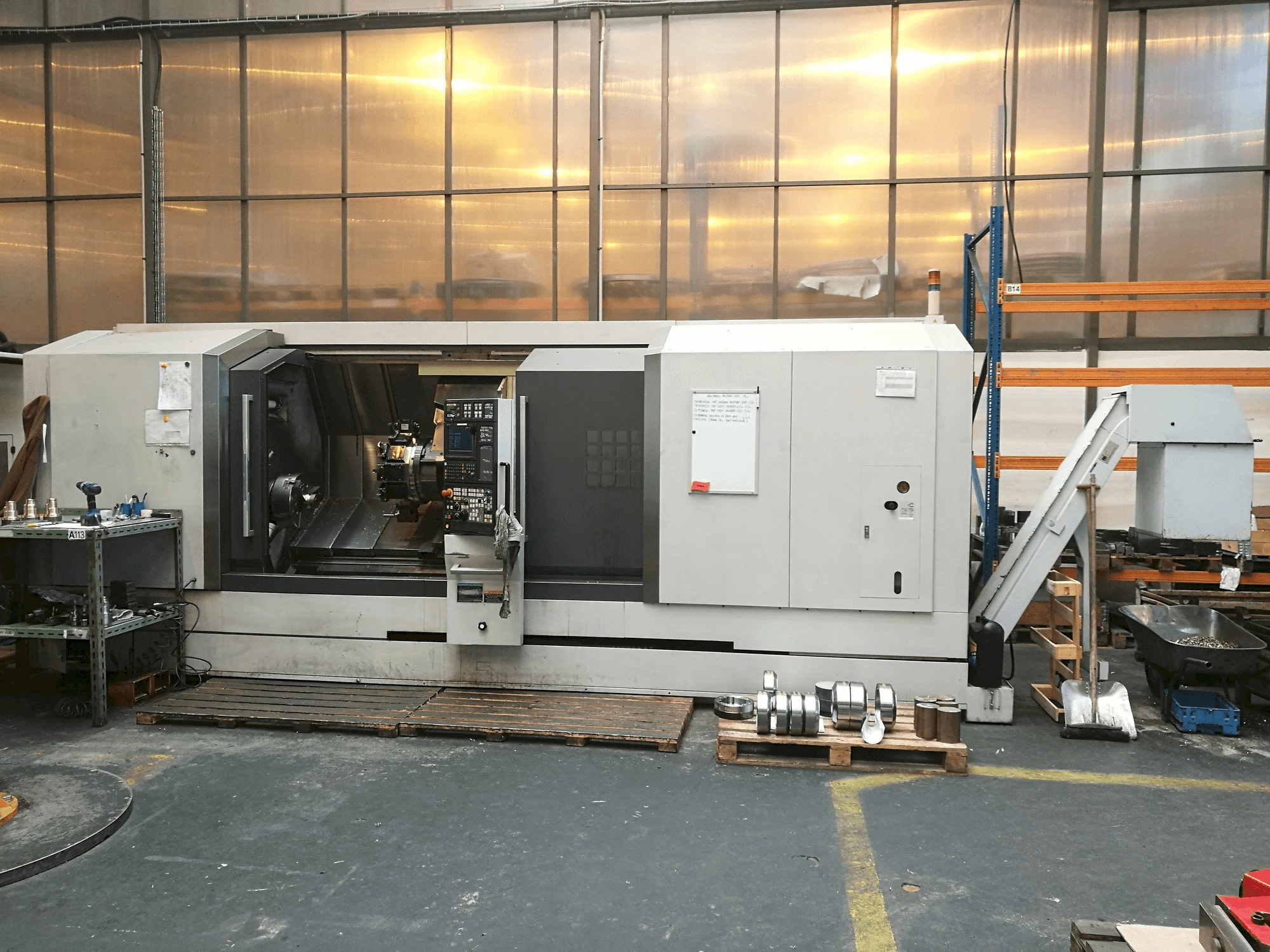 Widok z przodu maszyny MORI SEIKI NL 3000 SY/2000