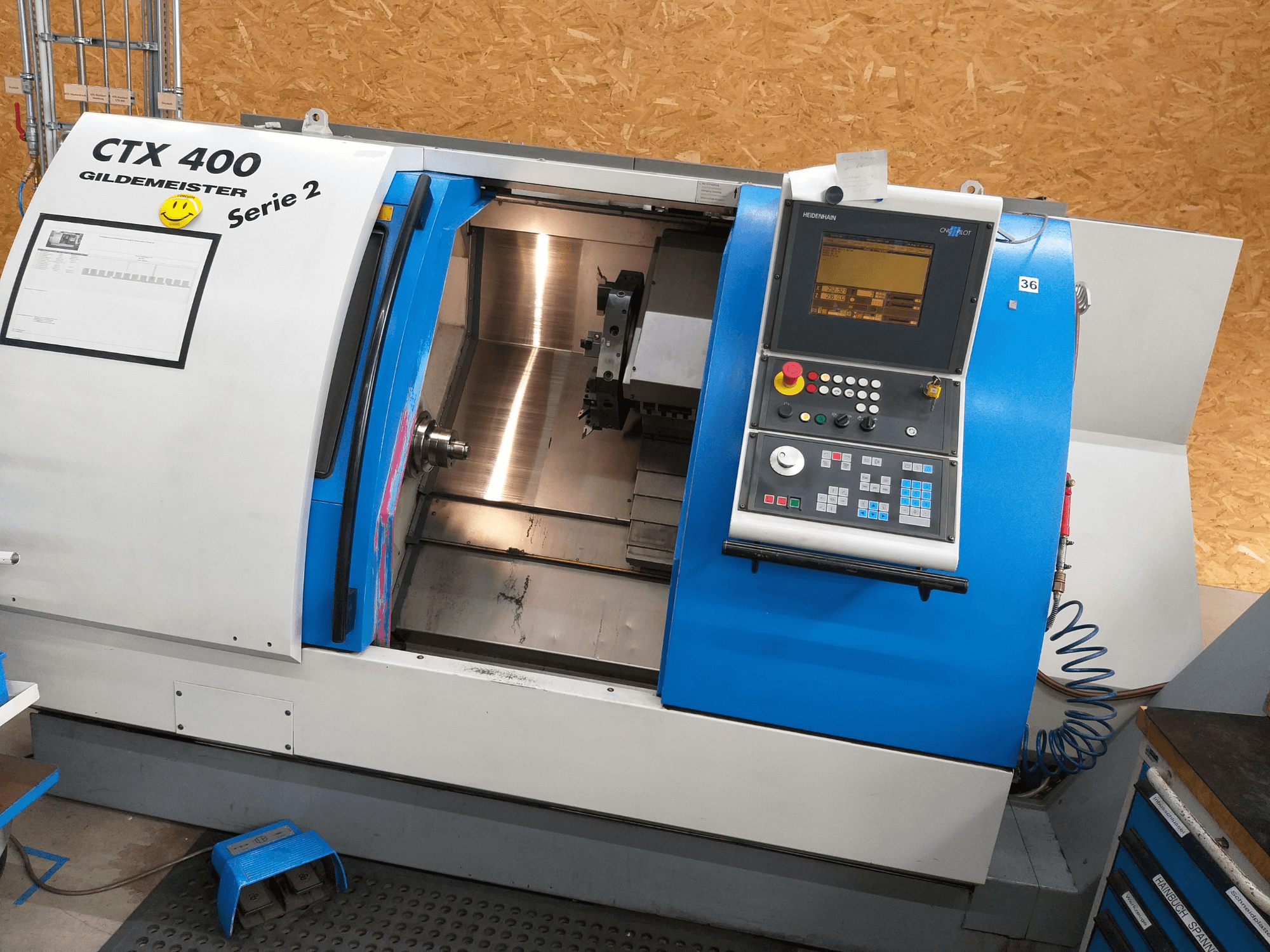 Pozioma tokarka Gildemeister CTX 400 serii 2, widok z przodu przedstawiający panel sterowania i otwarte wnętrze maszyny.
