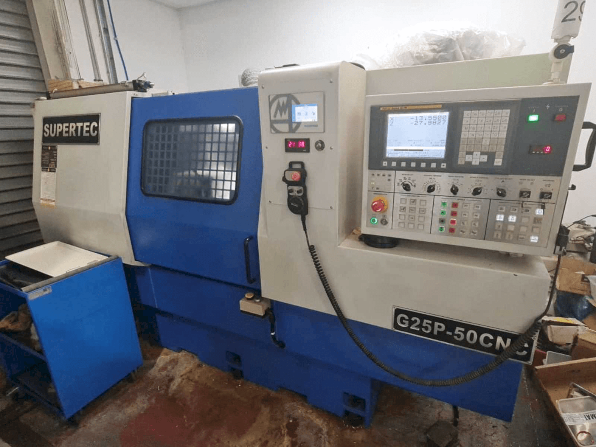 Widok z przodu maszyny Supertec G25P-500CNC