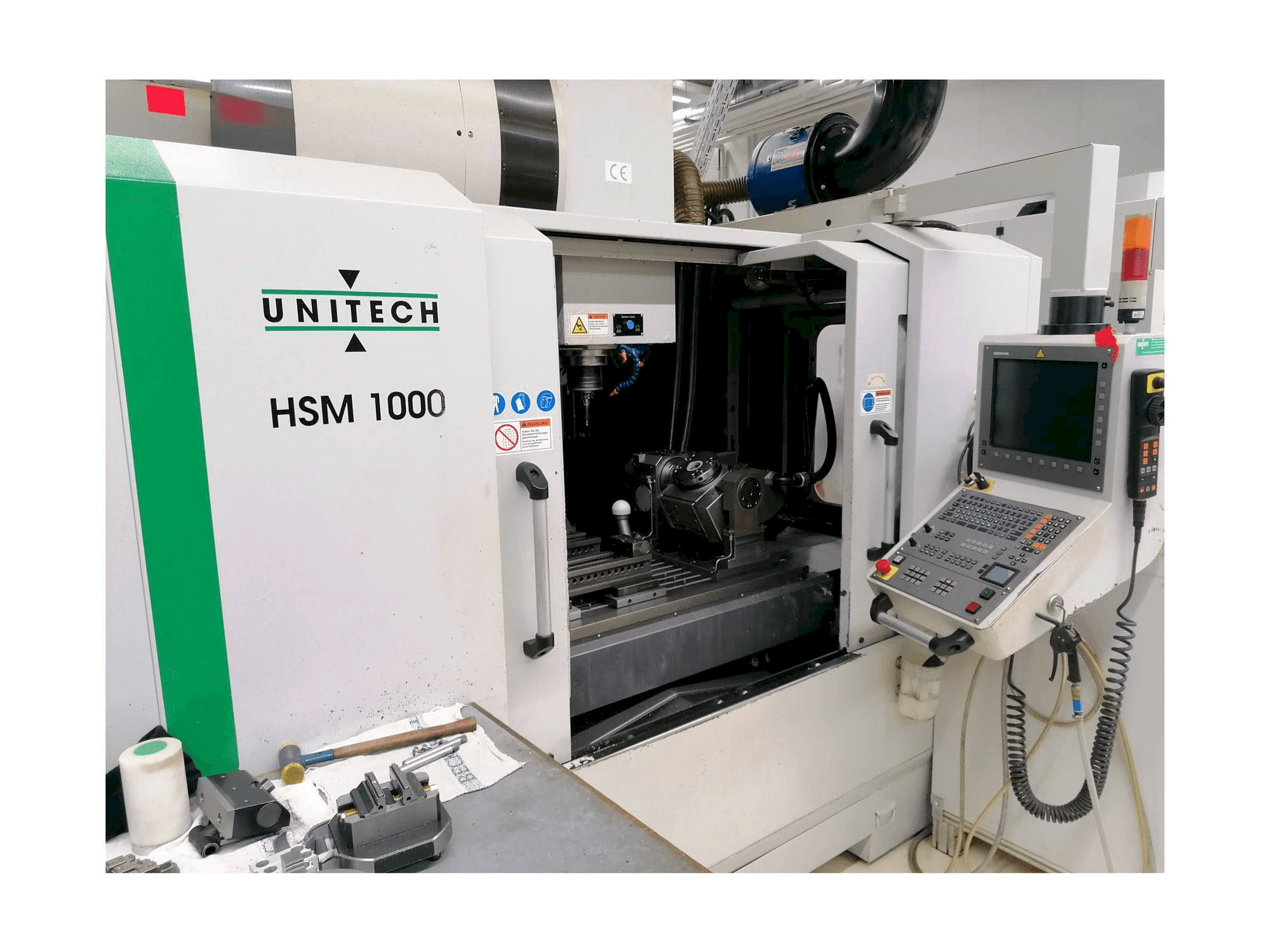 Widok z przodu maszyny UNITECH HSM1000