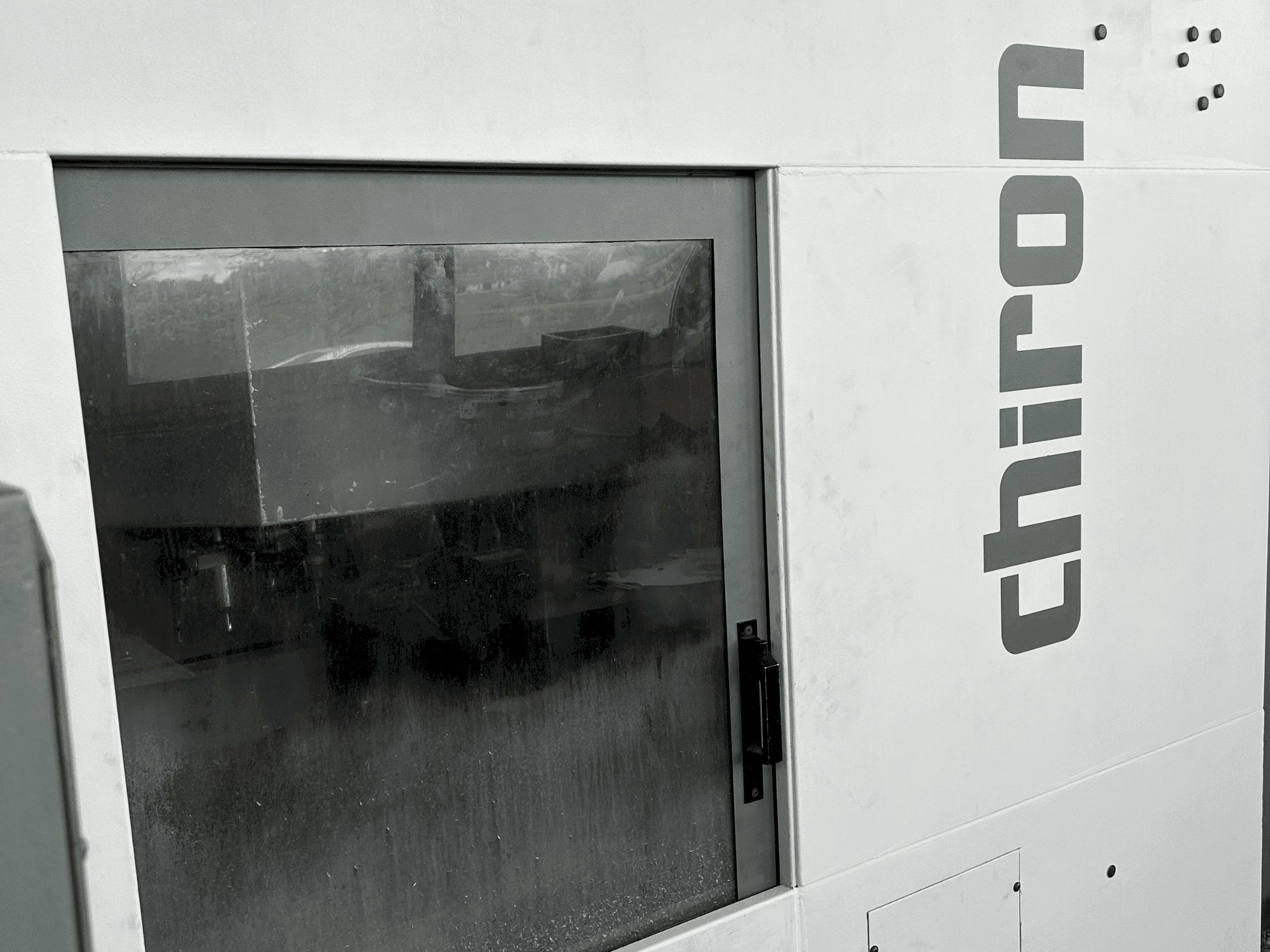 Widok z przodu maszyny CHIRON FZ18W