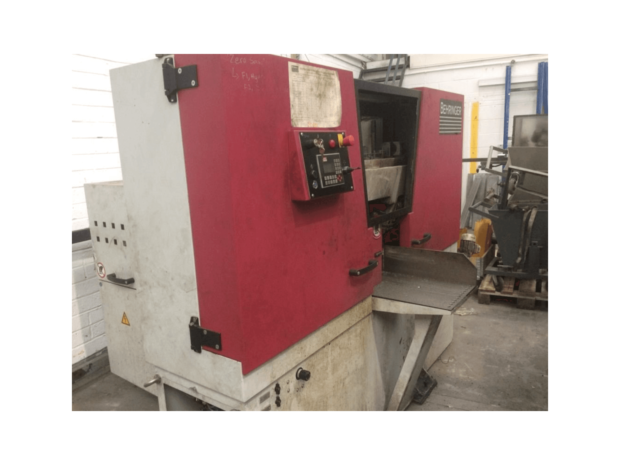 Widok z przodu maszyny Behringer HBE261 A