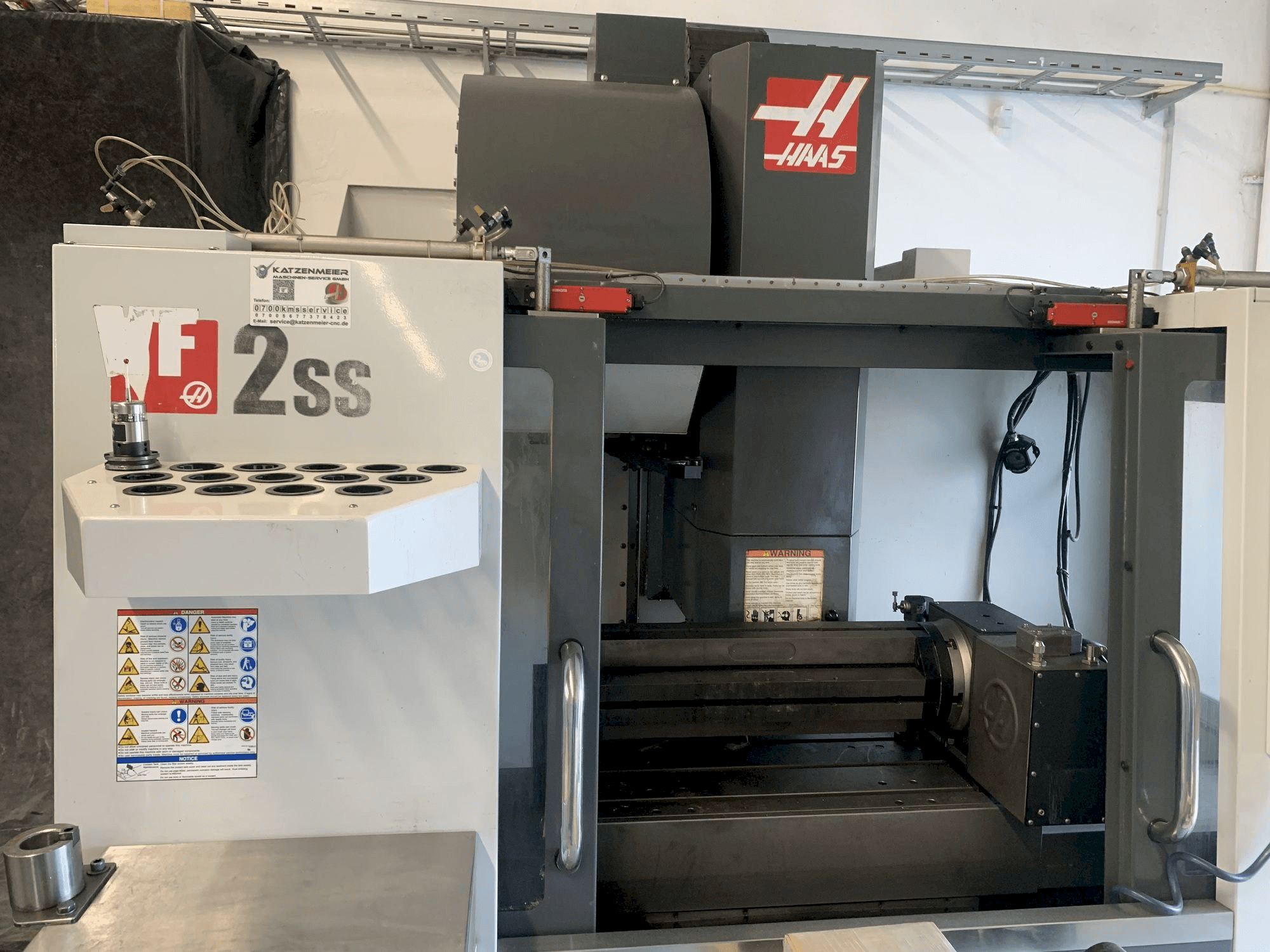 Widok z przodu maszyny HAAS VF-2SS