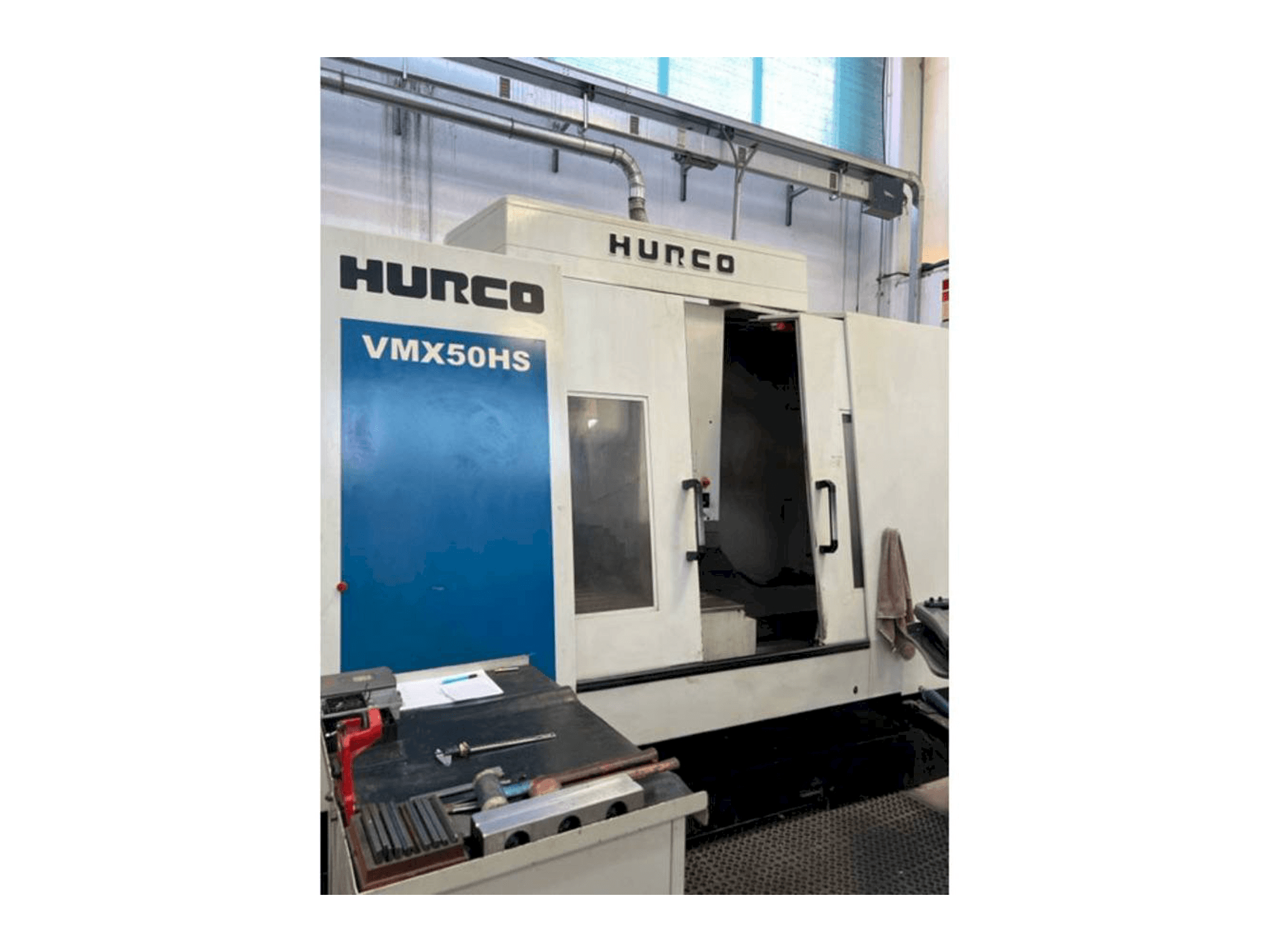 Widok z przodu maszyny Hurco VMX 50 HS