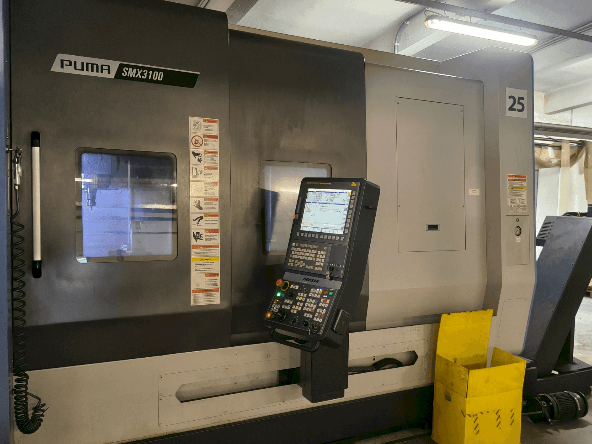 Widok z przodu maszyny DOOSAN SMX 3100