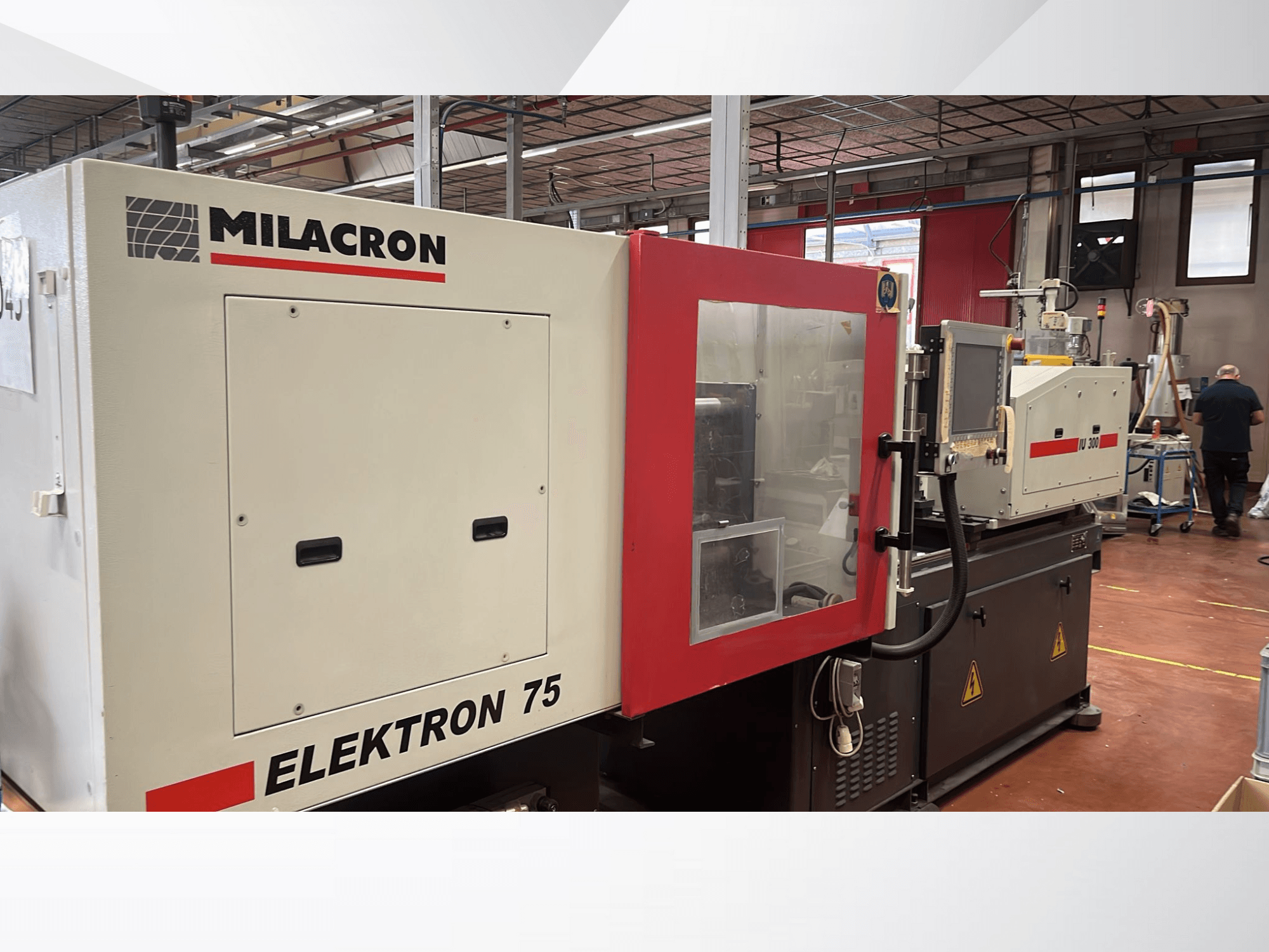 Wtryskarka Milacron Elektron 75 w warunkach warsztatowych, widok z boku przedstawiający panel sterowania i części mechaniczne.