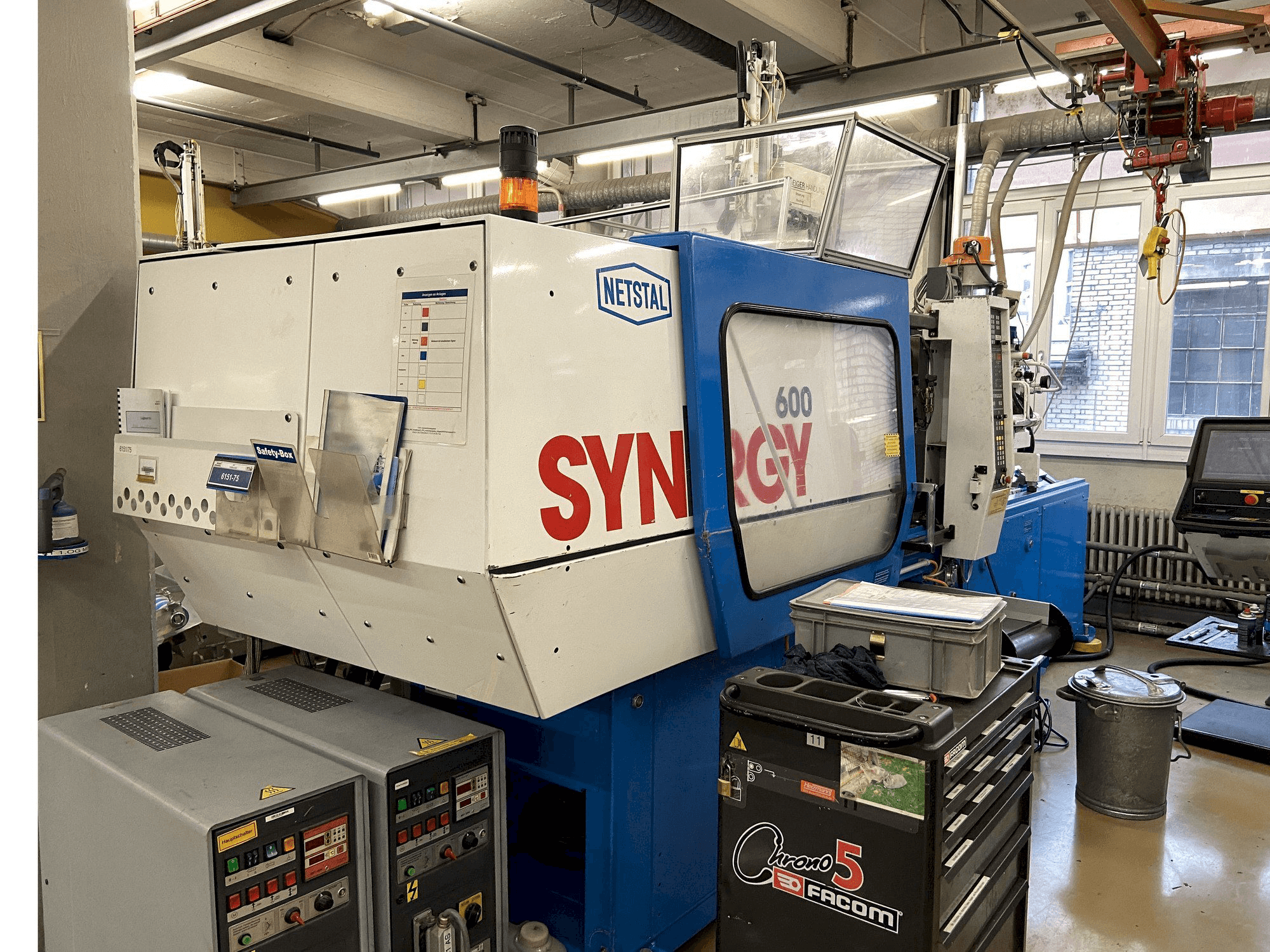 Widok z przodu maszyny Netstal SYNERGY 600-110