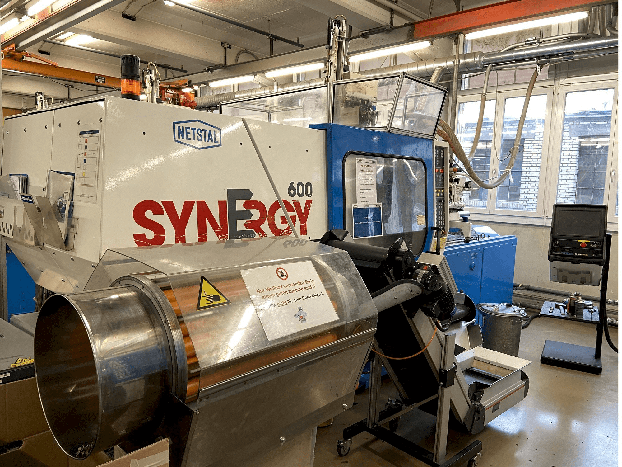 Widok z przodu maszyny Netstal SYNERGY 600-60