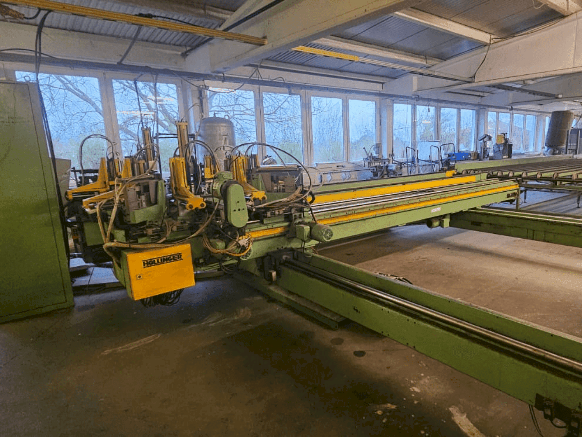 Widok z przodu maszyny HOLLINGER MSE-II-EP-SB-300-450