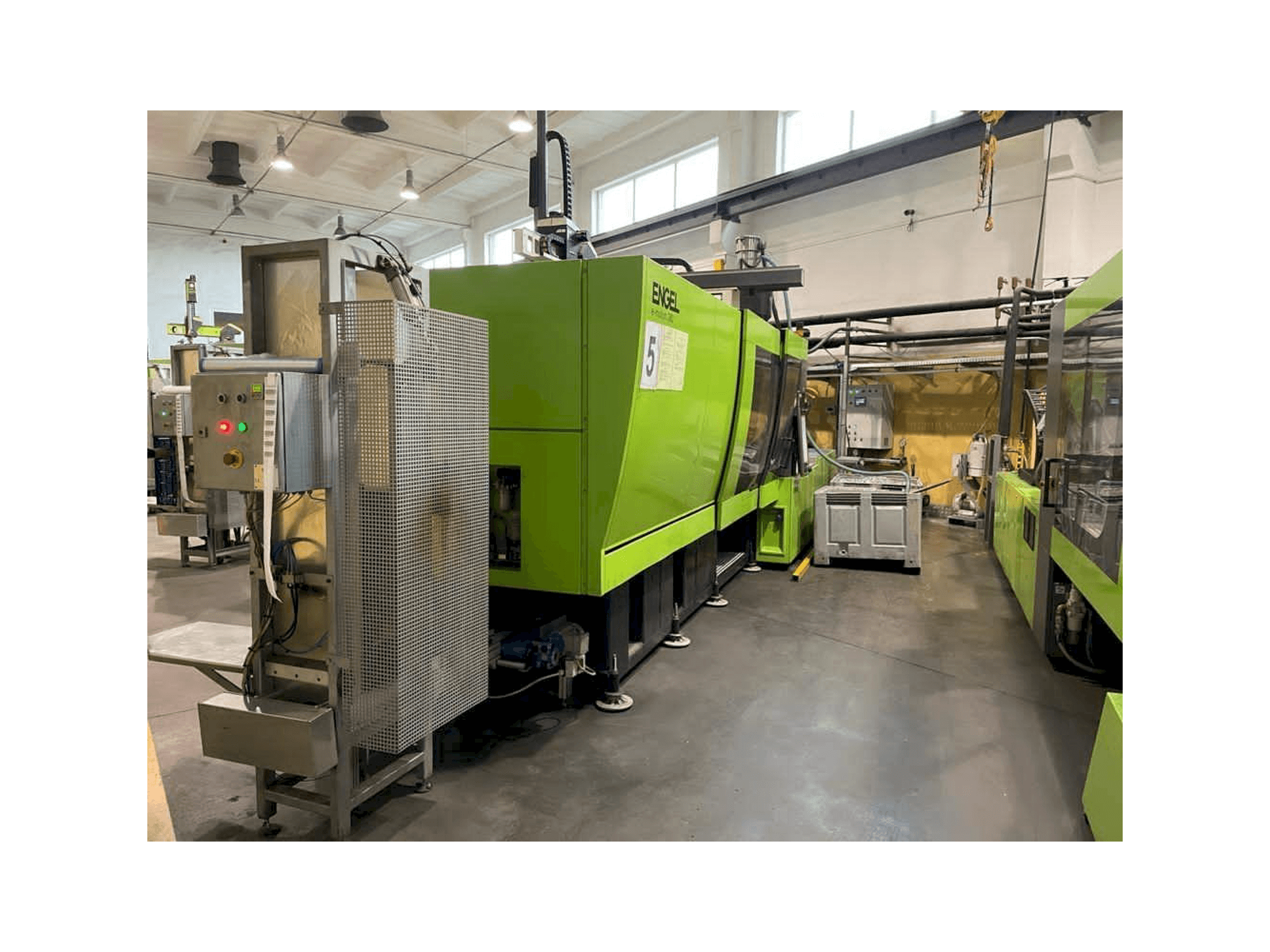 Widok z przodu maszyny ENGEL e-motion 2440/380 T