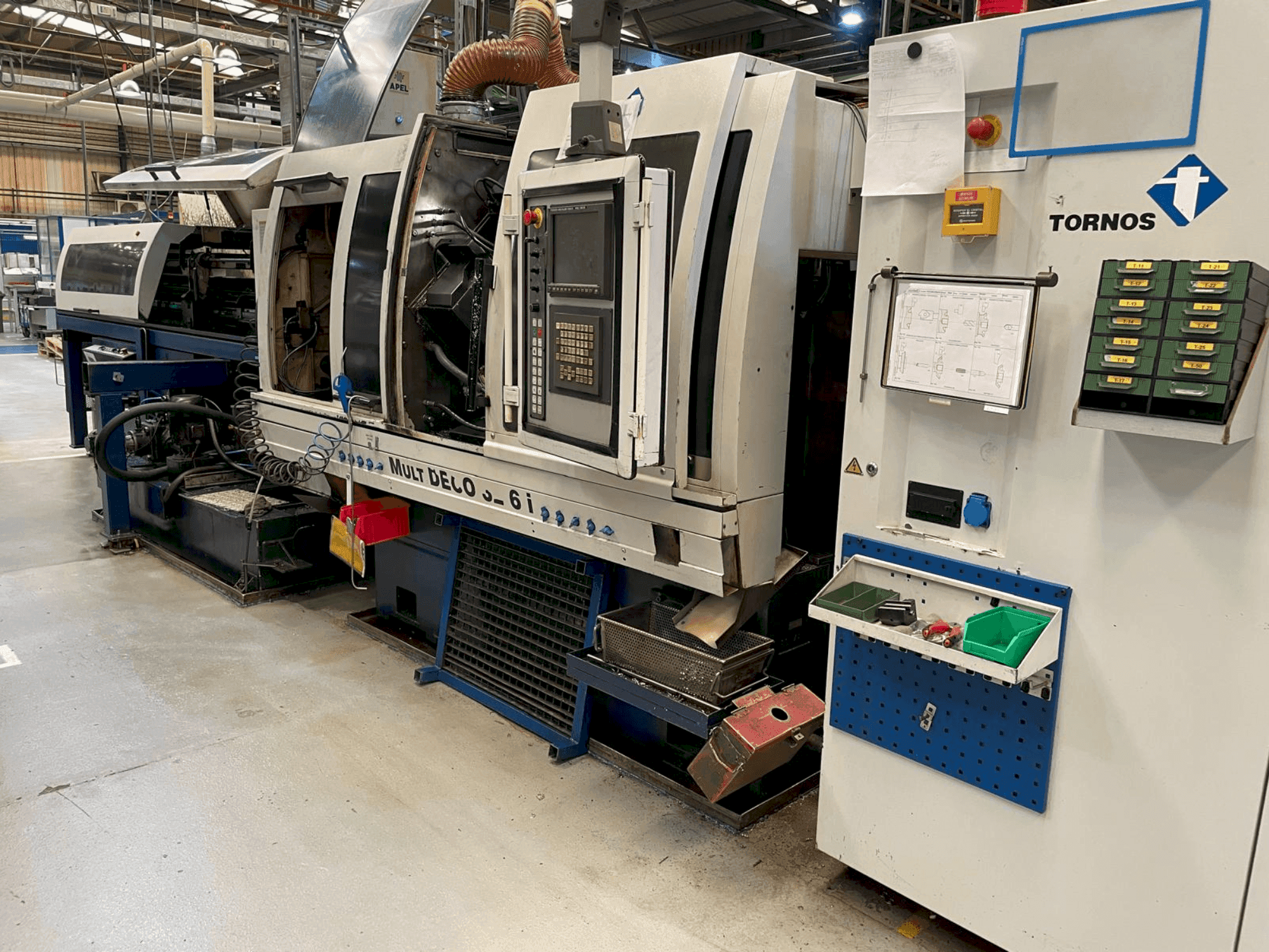 Widok z przodu maszyny TORNOS MultiDeco 32/6i