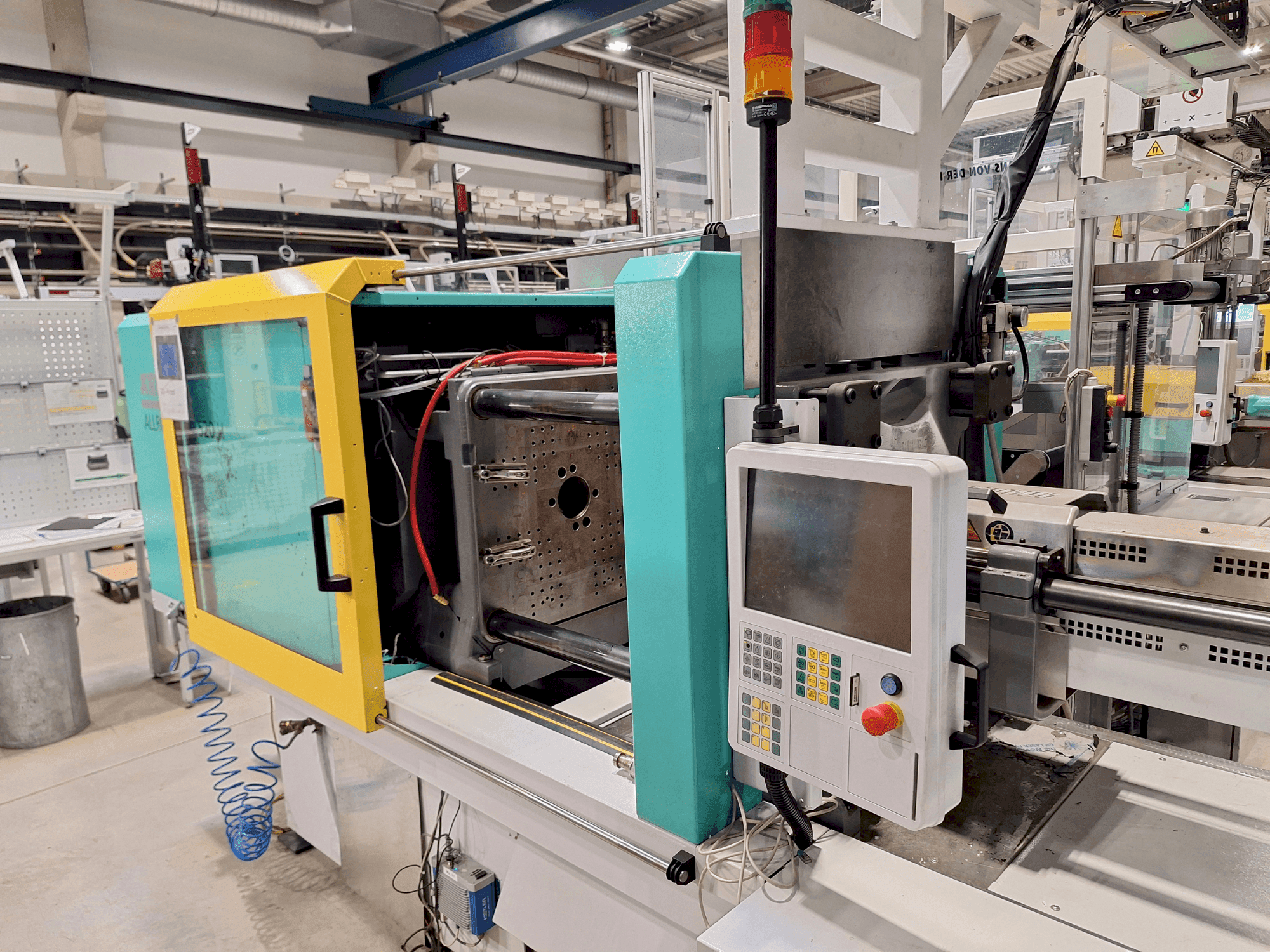 Widok z przodu maszyny Arburg 520 H