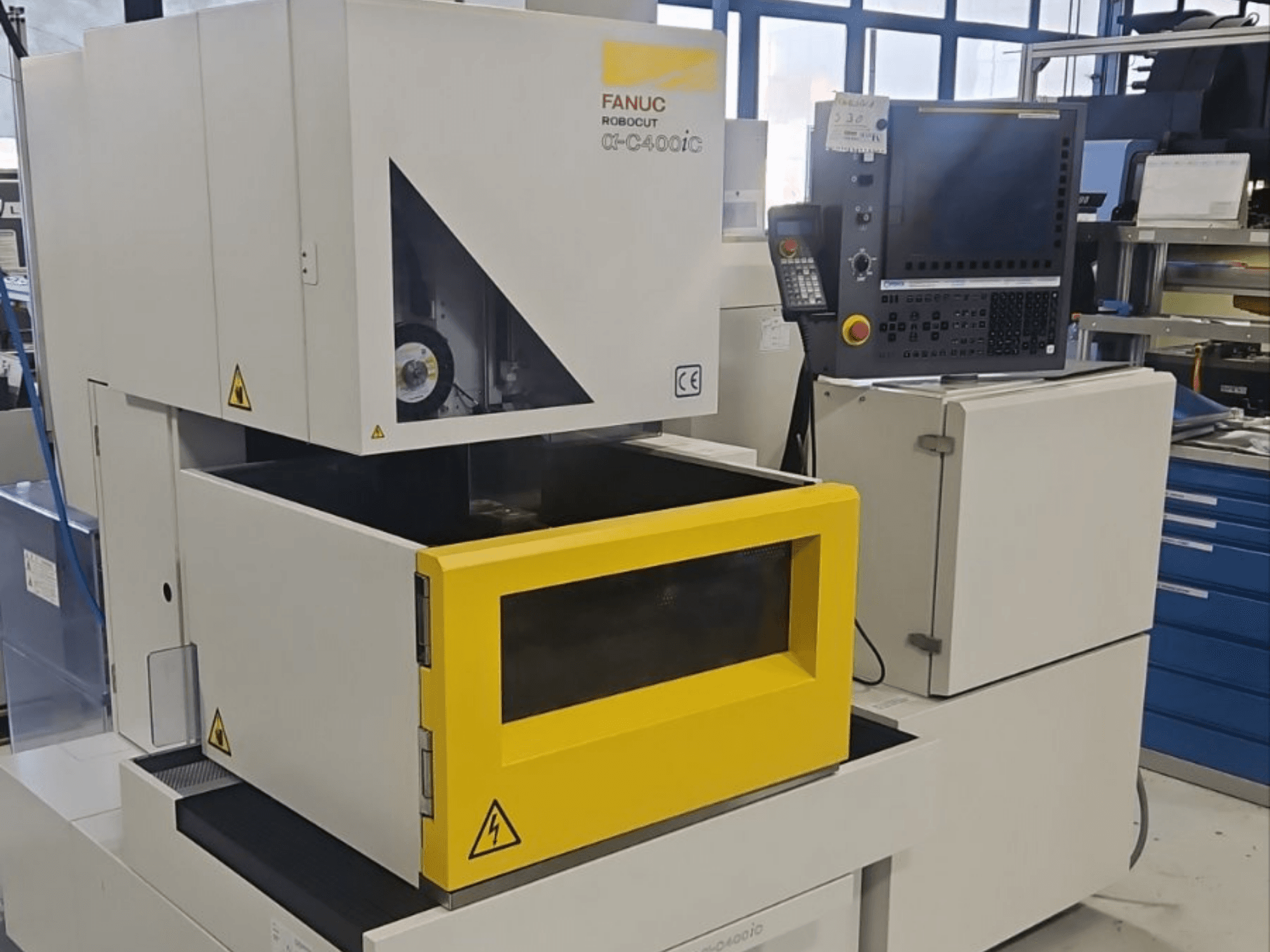 Maszyna do elektroerozji wgłębnej FANUC Robocut alpha-C400iC – widok z przodu, z żółtą komorą obróbczą i panelem sterowania.