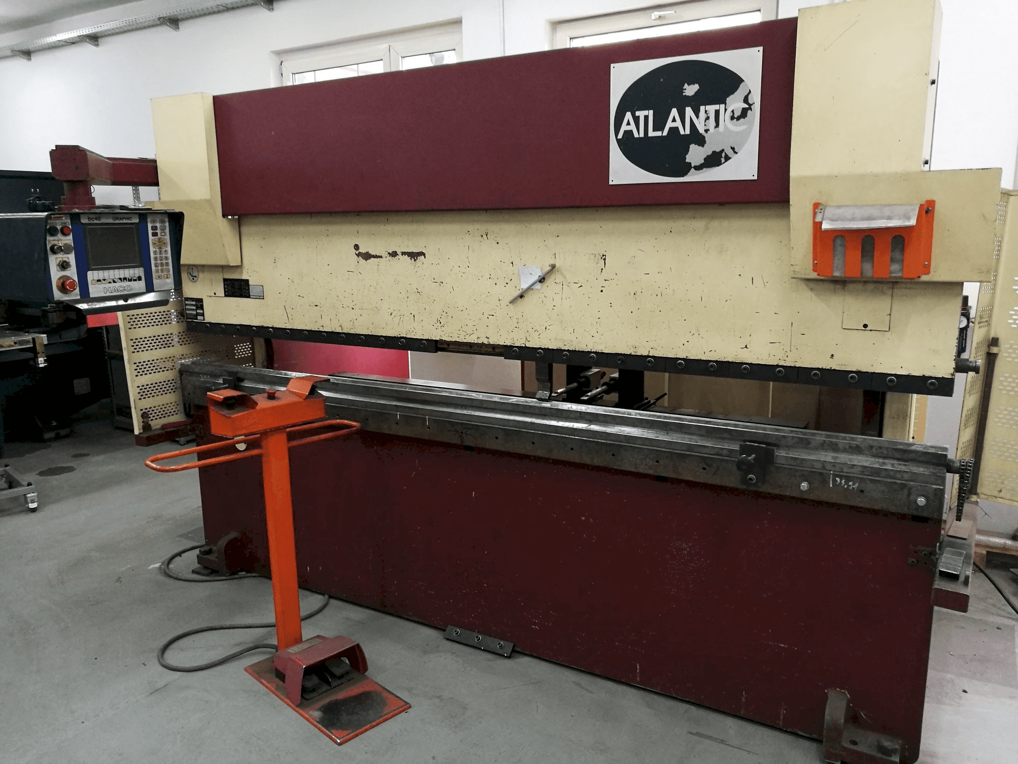 Widok z przodu maszyny HACO ATLANTIC HPE 30100
