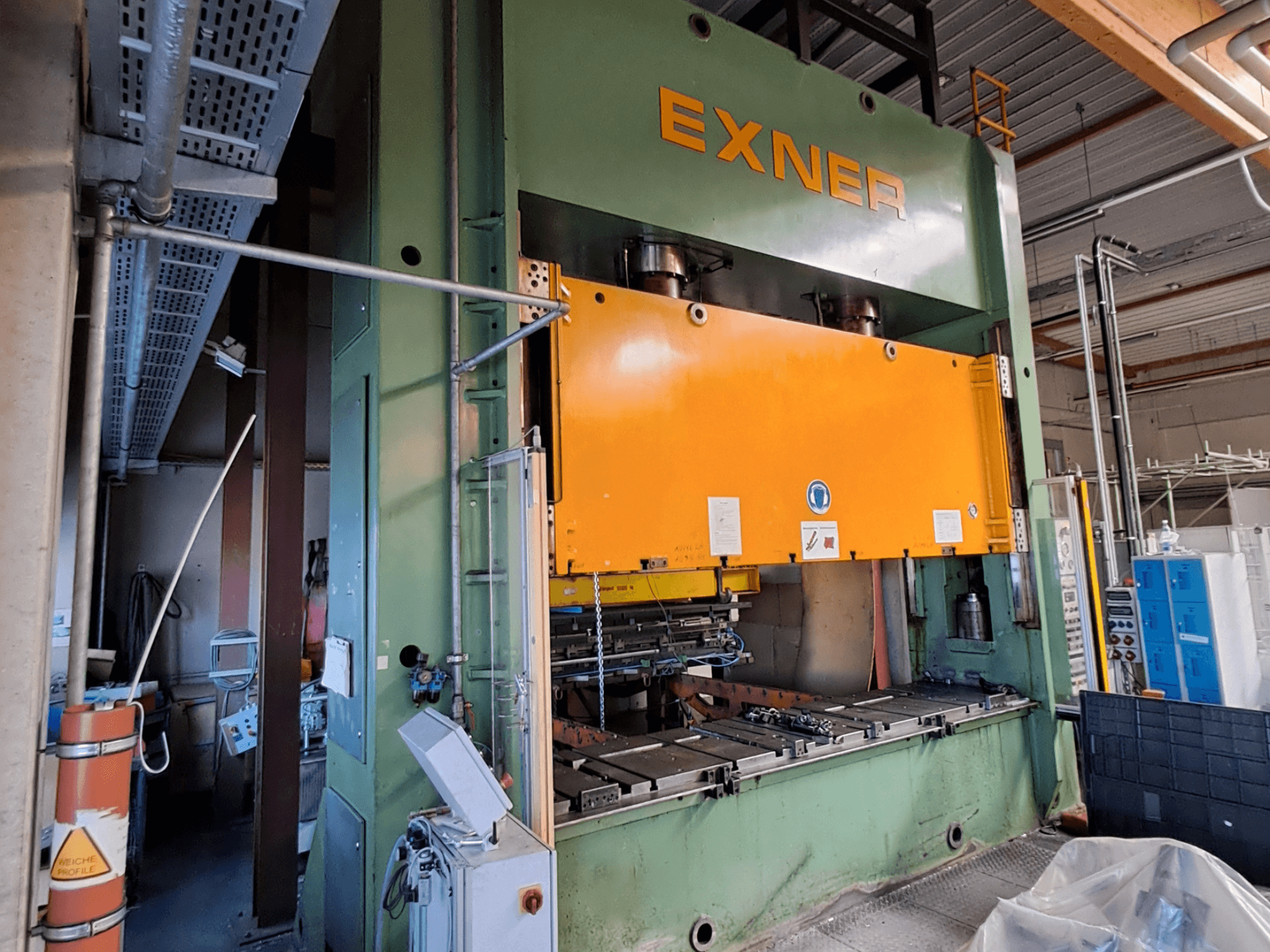 Prasa hydrauliczna EXNER EX SBR 200 w widoku z boku, z pomarańczową płytą dociskową i widocznym panelem sterowania.