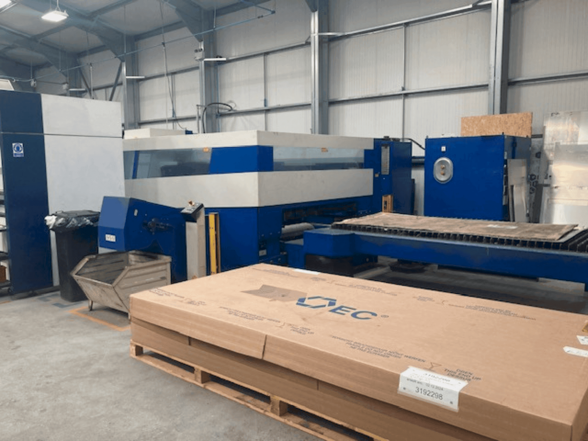 Widok z przodu maszyny TRUMPF Trulaser 5030