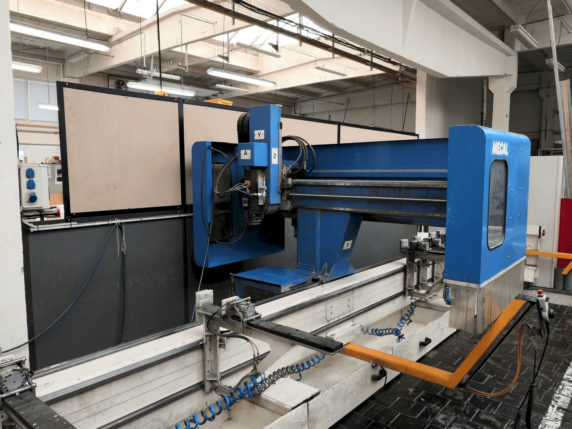 Widok z przodu maszyny MECAL MC 304 Pioneer 3