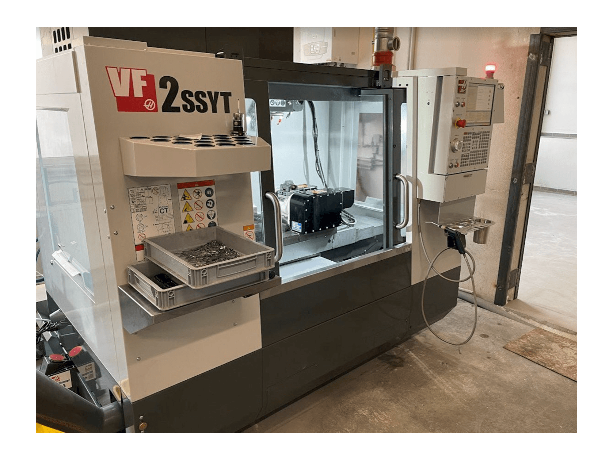 Widok z przodu maszyny HAAS VF-2SSYT